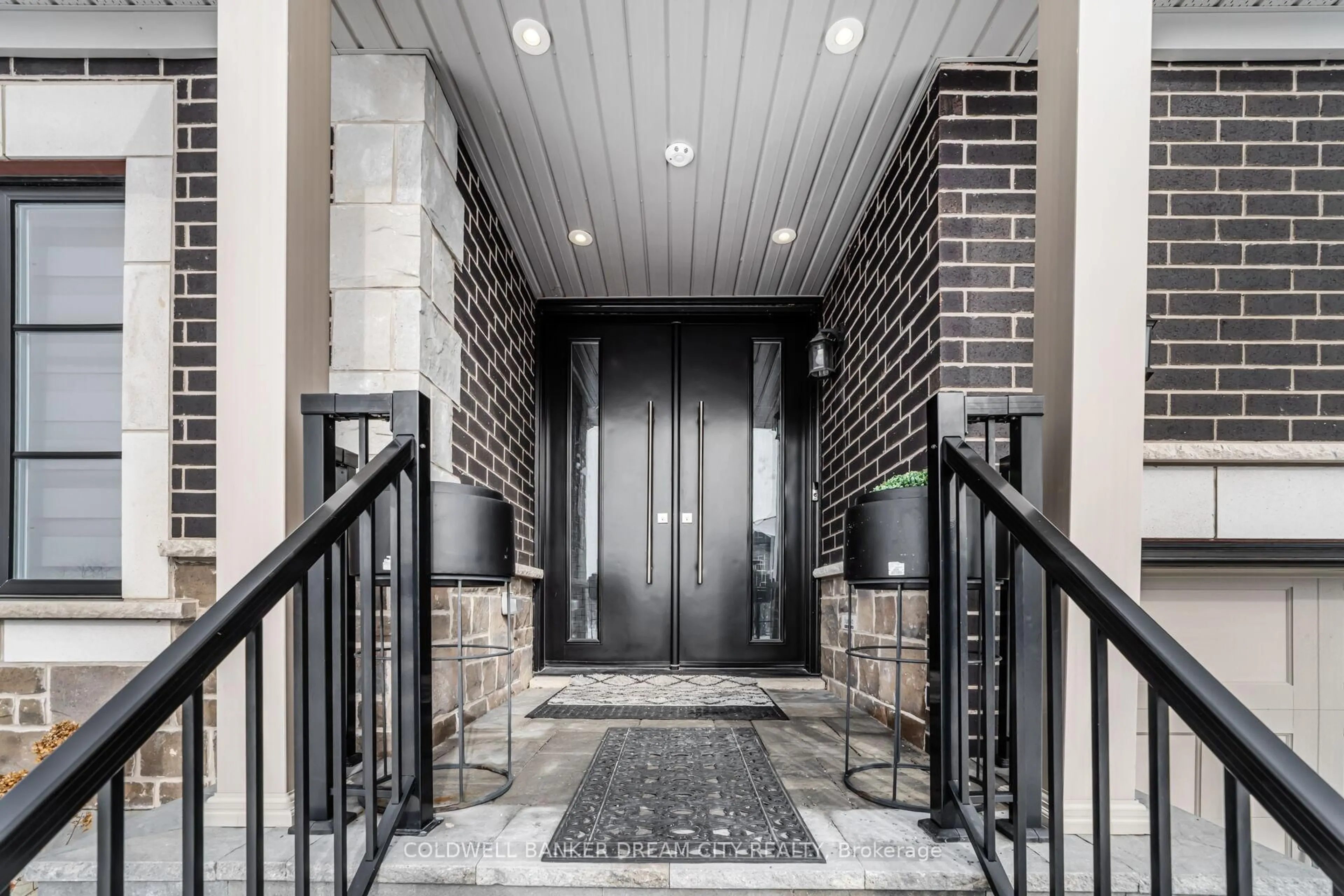 Indoor entryway for 115 MCCANN St, Guelph Ontario N1G 0A8