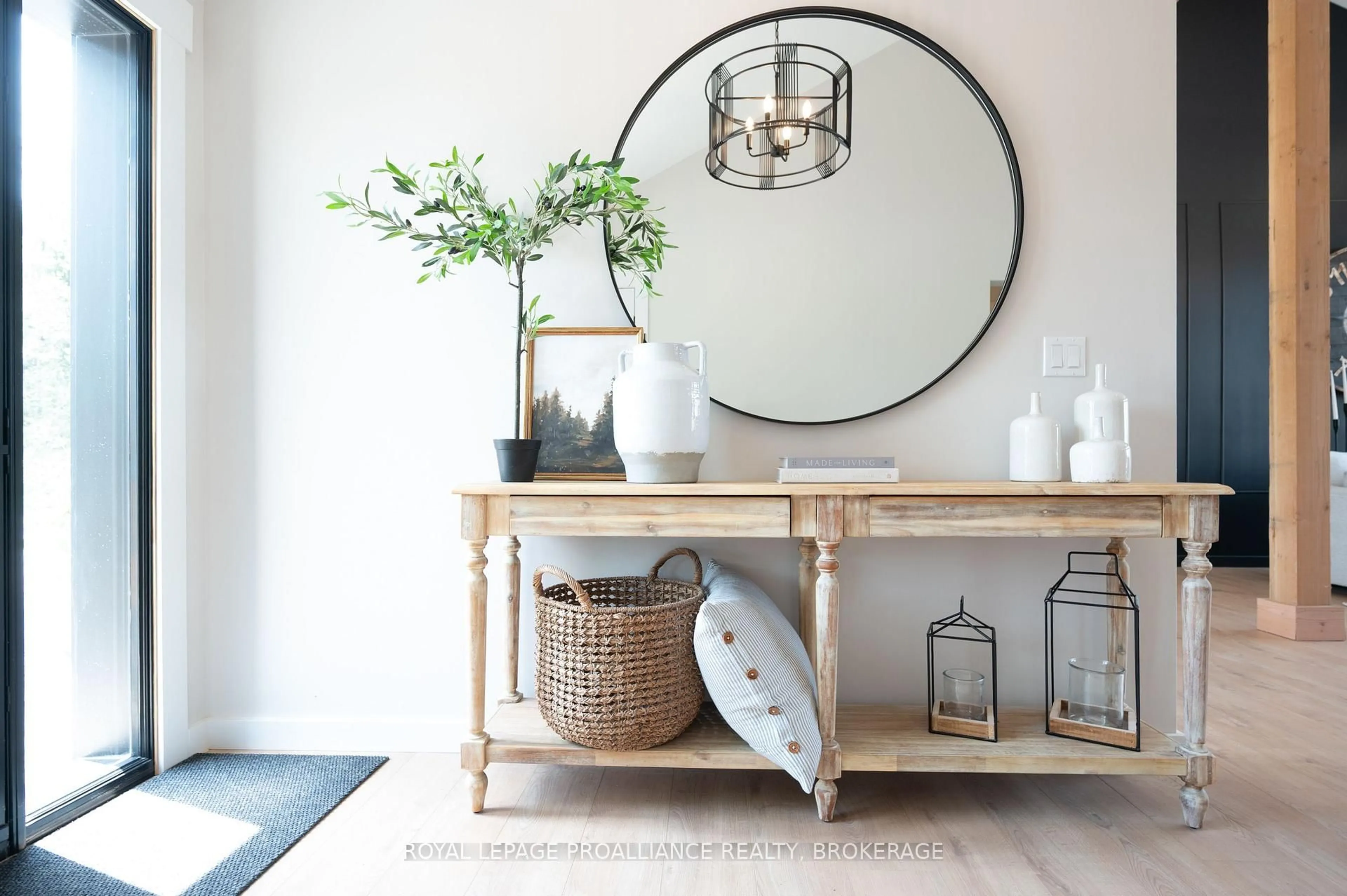 Indoor entryway for 2924 Highway 2, Kingston Ontario K7L 4V1