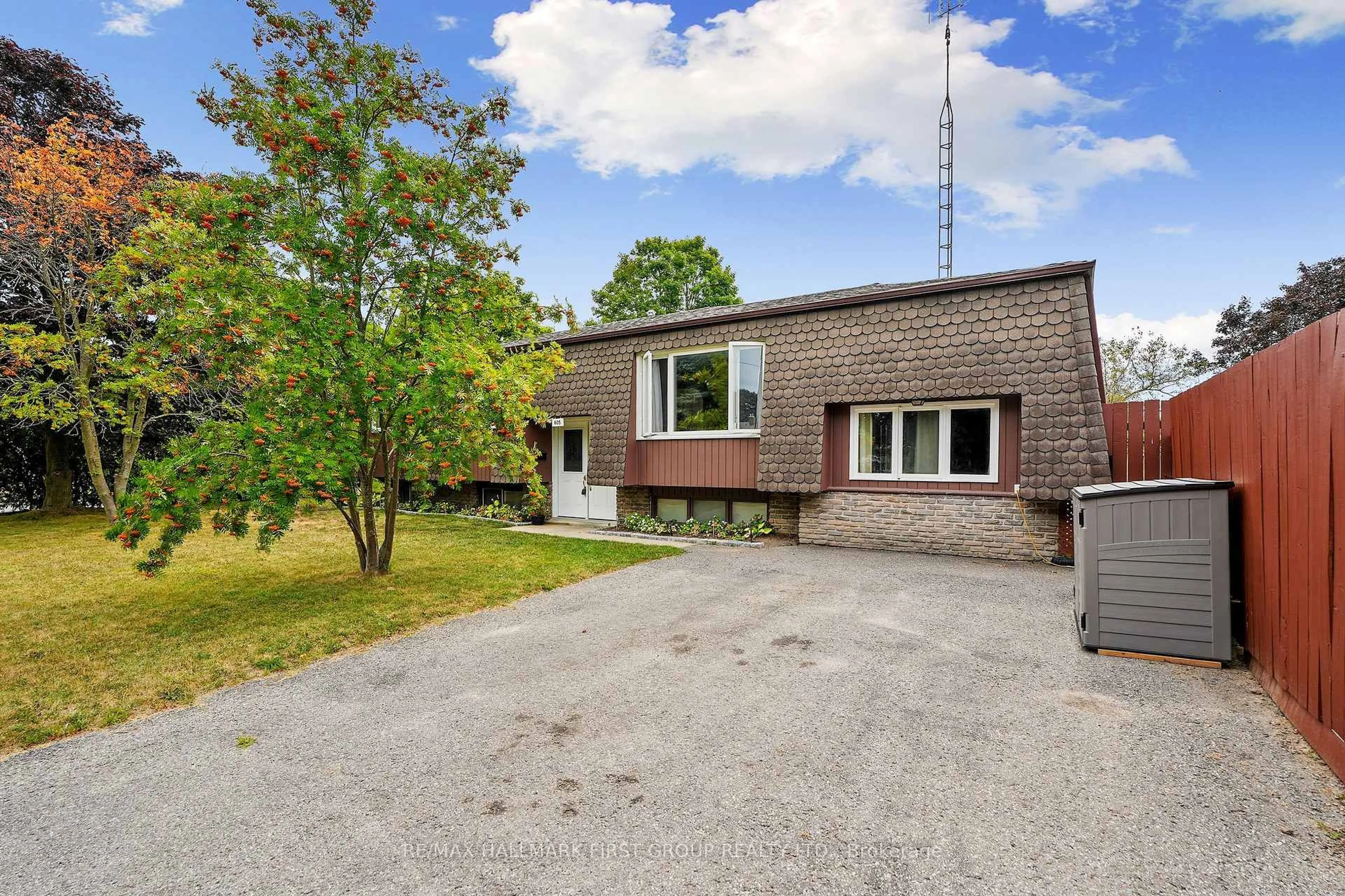 A pic from outside/outdoor area/front of a property/back of a property/a pic from drone, street for 605 Burwash St, Cobourg Ontario K9A 4V9