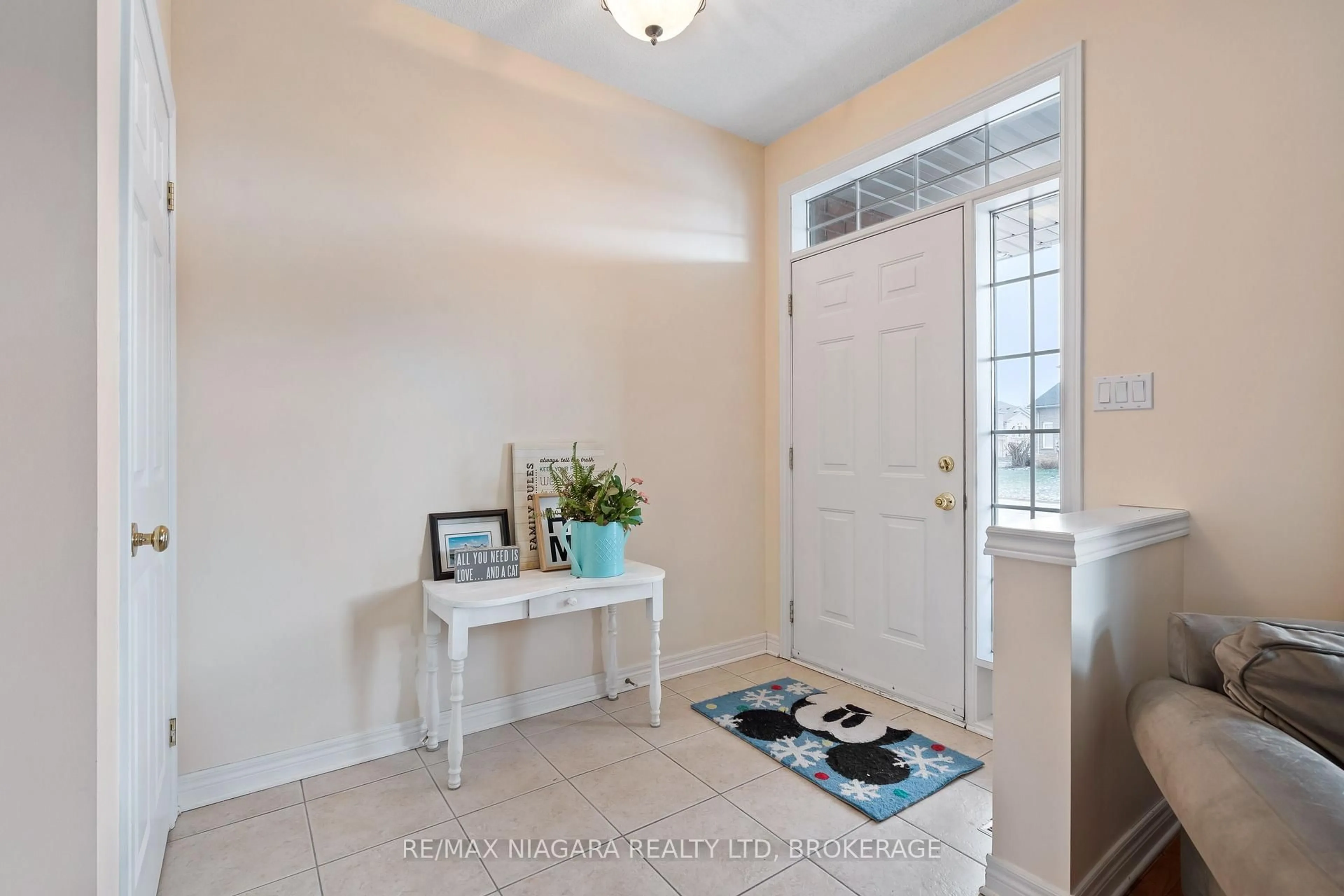 Indoor entryway for 7 Honey Locust Circ, Thorold Ontario L2V 5E3