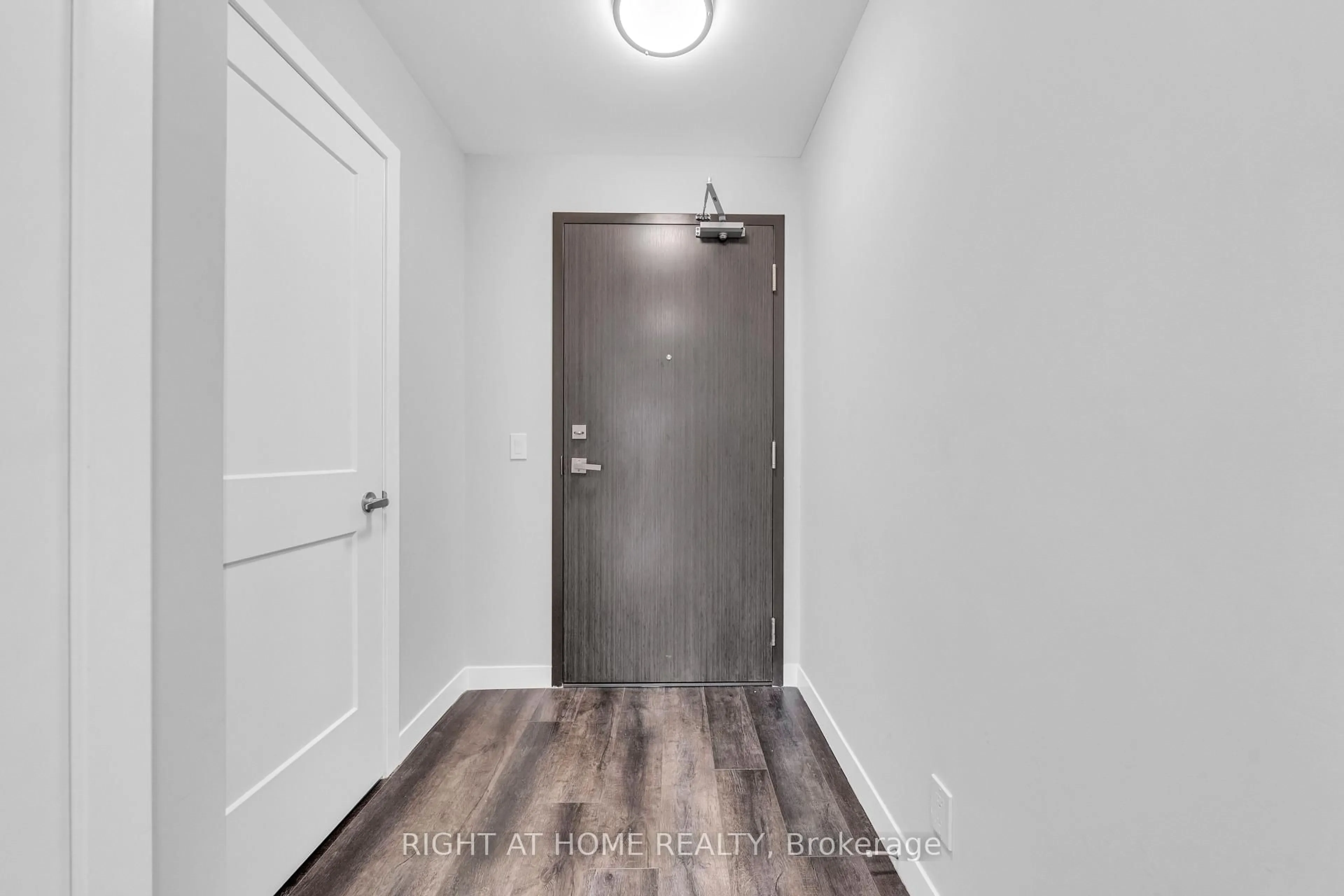 Indoor entryway for 15 Queen St #807, Hamilton Ontario L8P 0C6