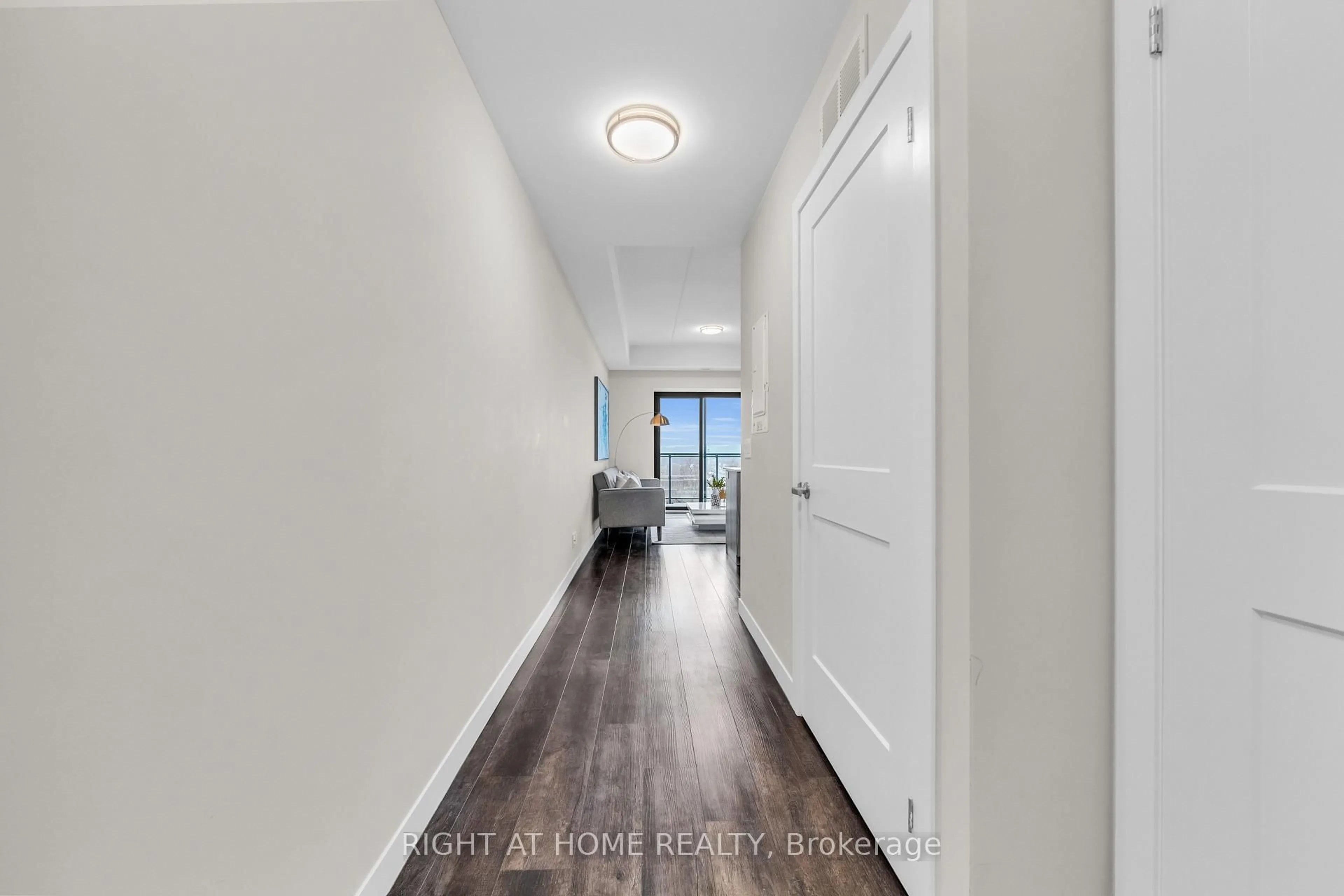 Indoor entryway for 15 Queen St #807, Hamilton Ontario L8P 0C6