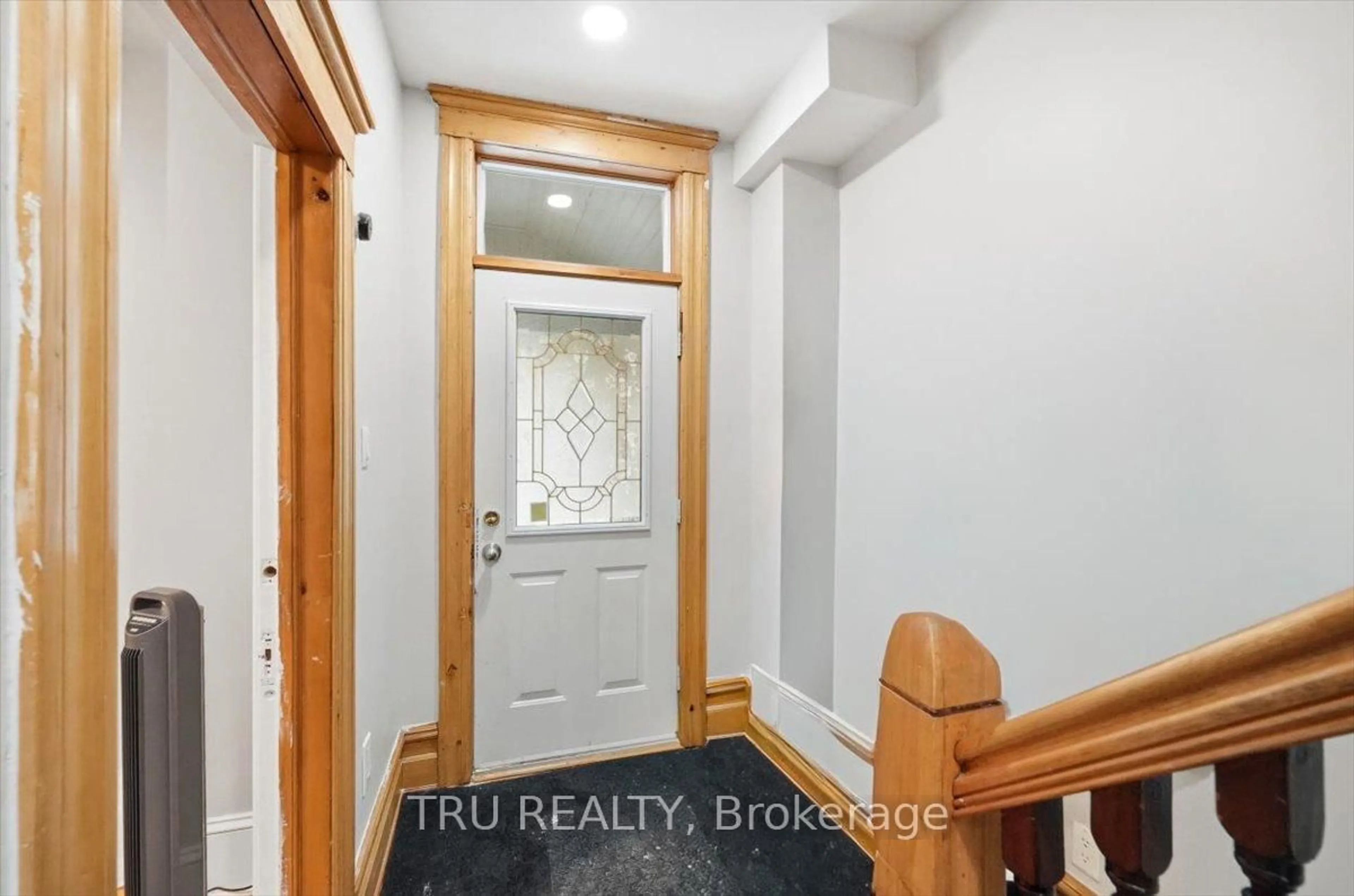 Indoor entryway for 355 Cambridge St, Ottawa Ontario K1R 7B3