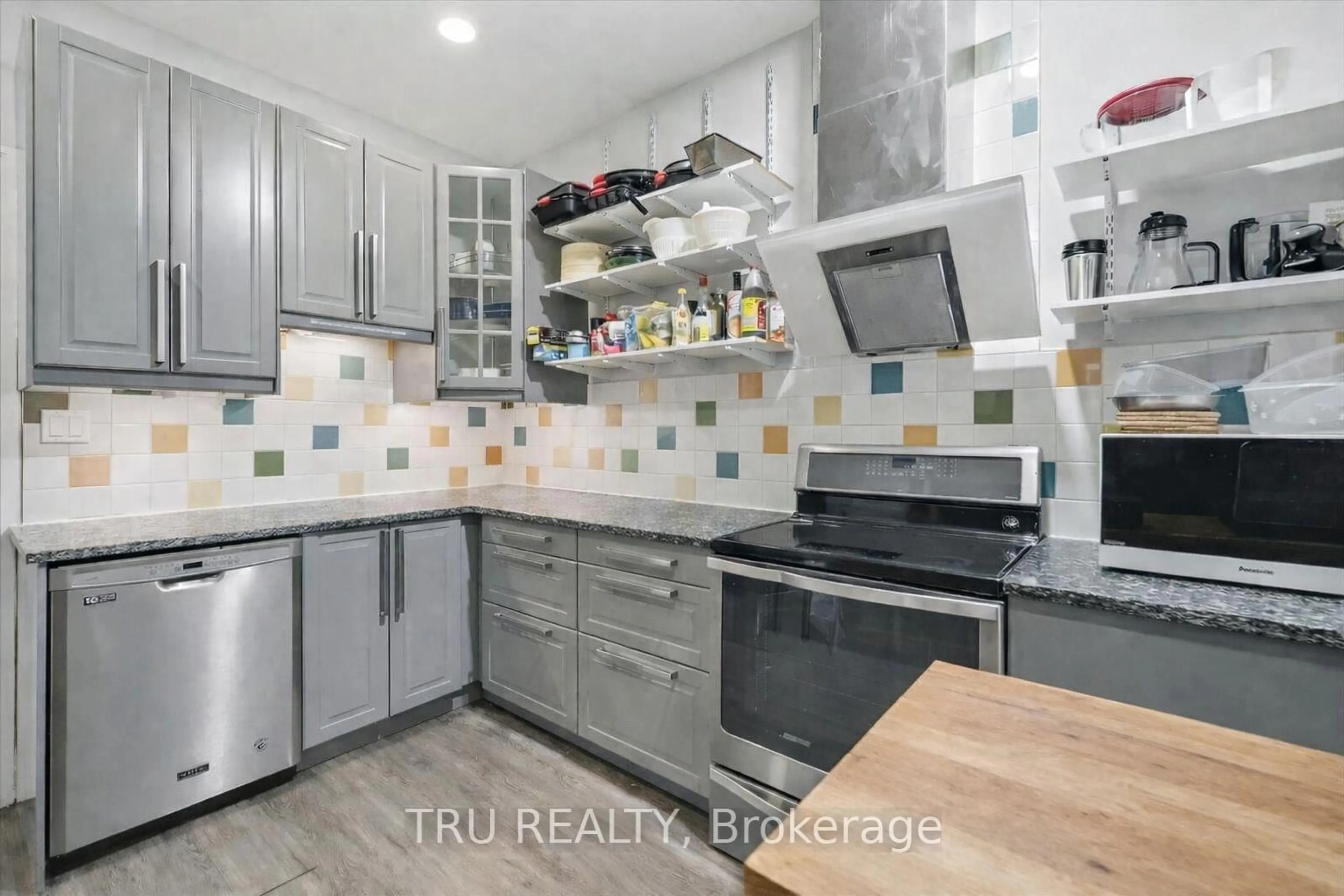 Unknown for 355 Cambridge St, Ottawa Ontario K1R 7B3