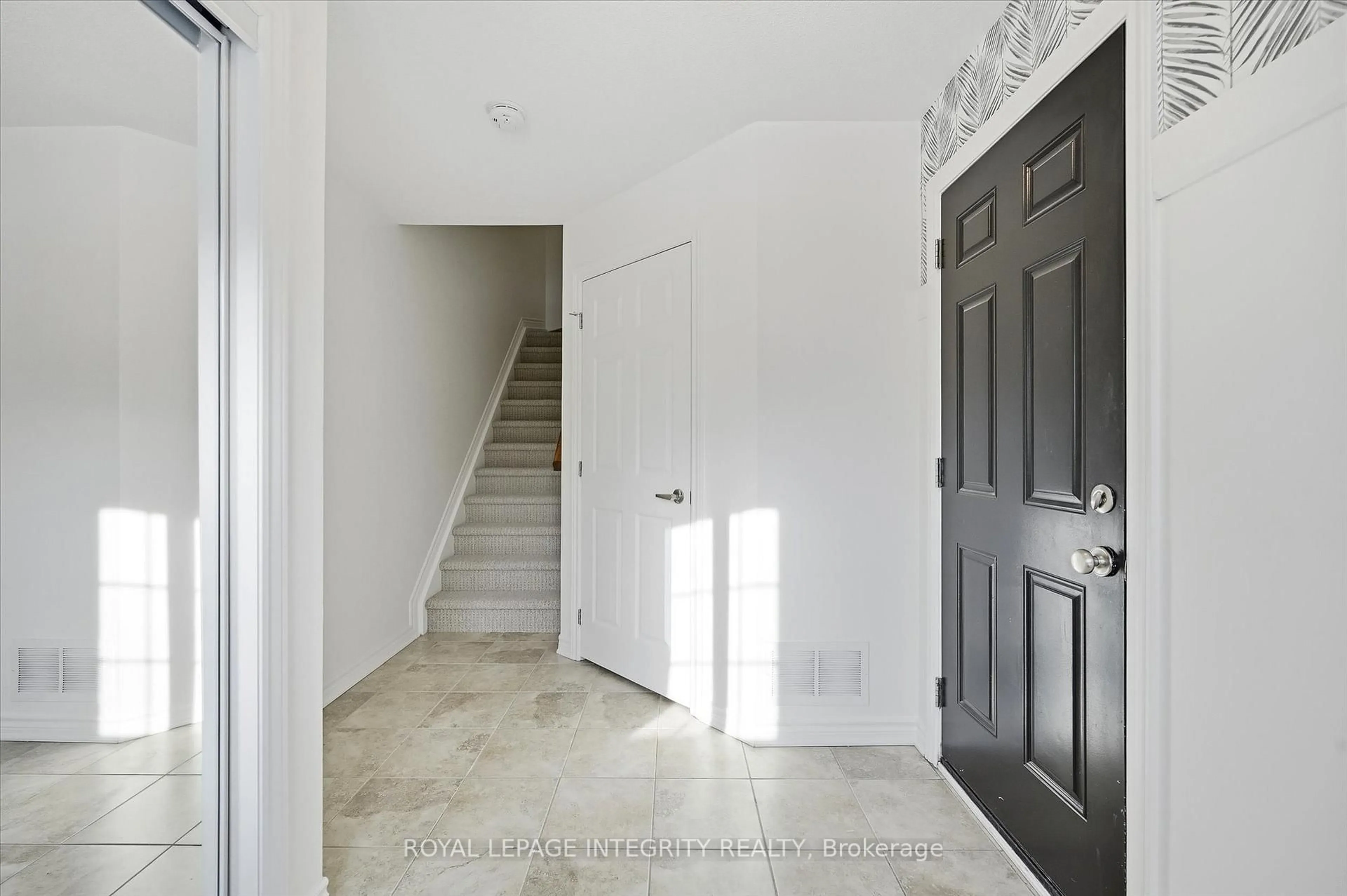 Indoor entryway for 67 Luminescence Way, Ottawa Ontario K4A 0V9
