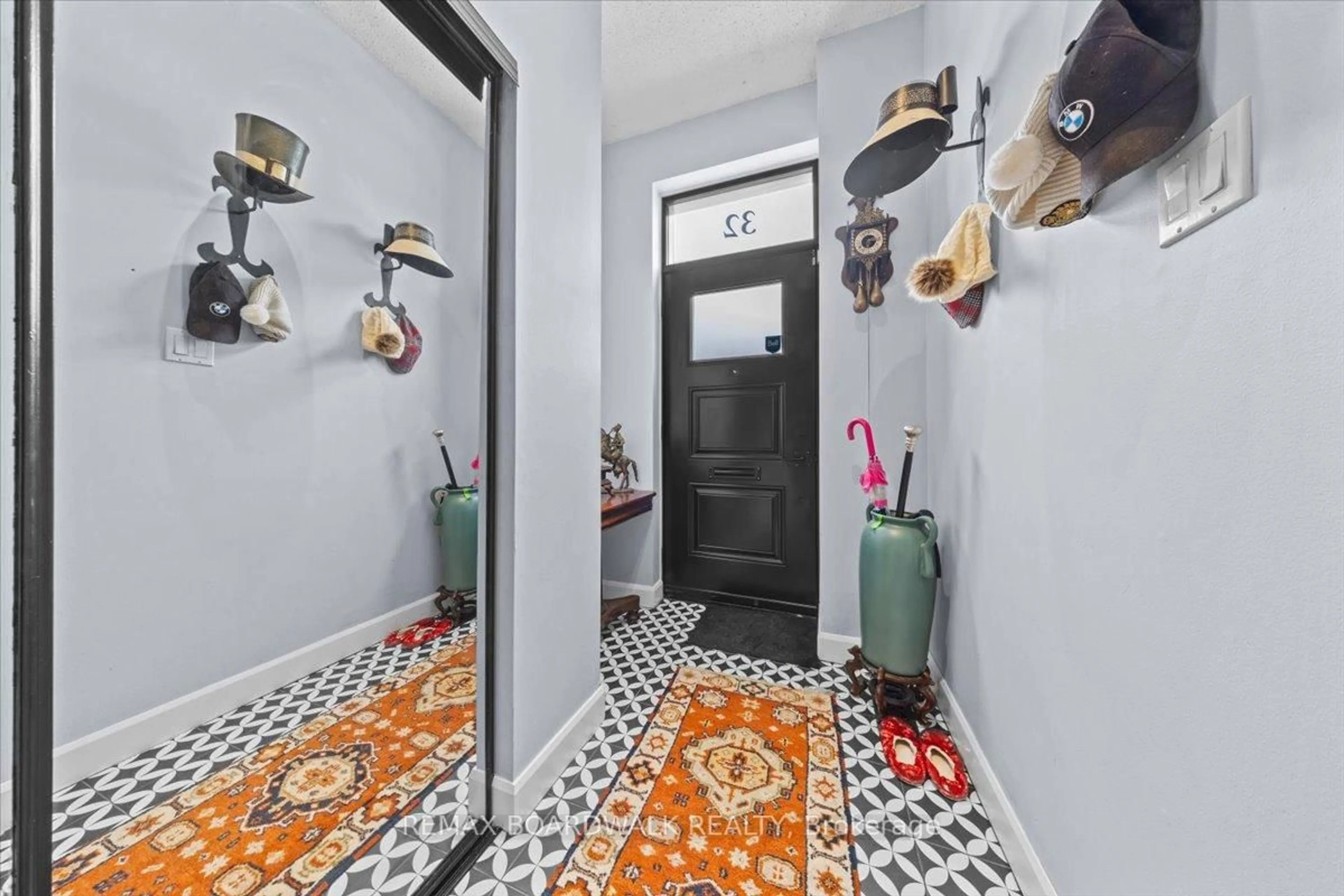 Indoor entryway for 32 Waverley St, Ottawa Ontario K2P 0T9