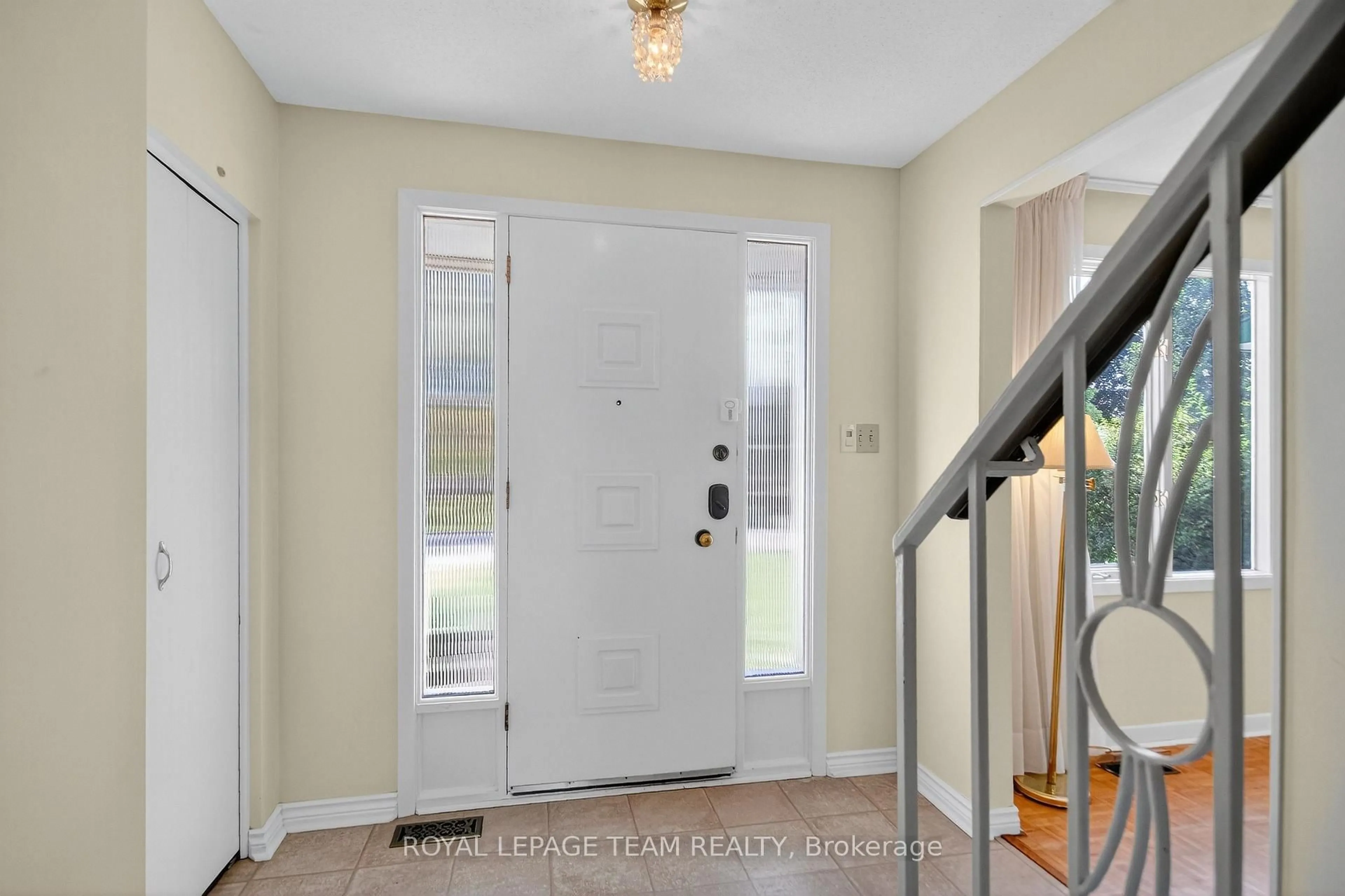 Indoor entryway for 1264 Morrison Dr, Ottawa Ontario K2H 7L5