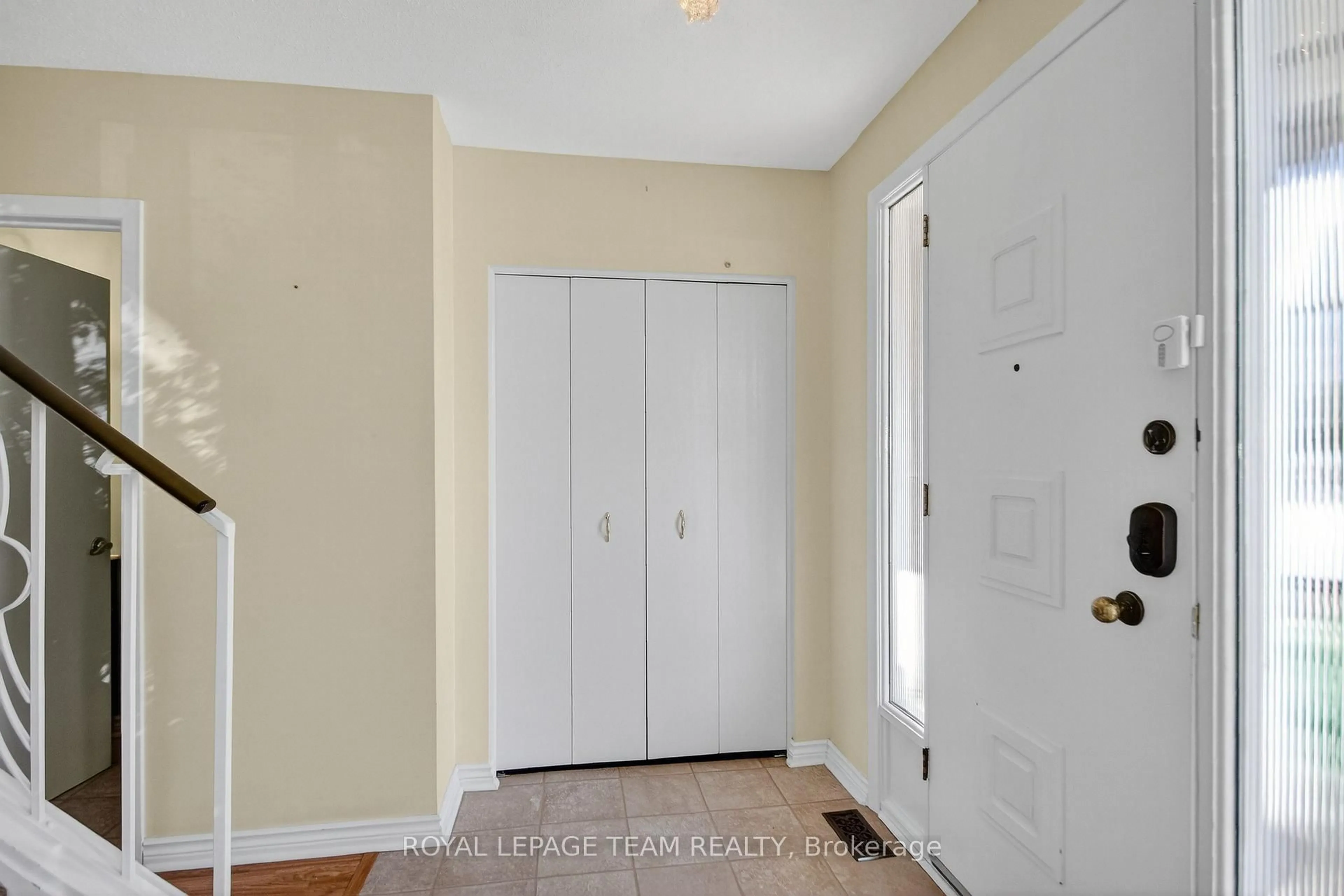 Indoor entryway for 1264 Morrison Dr, Ottawa Ontario K2H 7L5