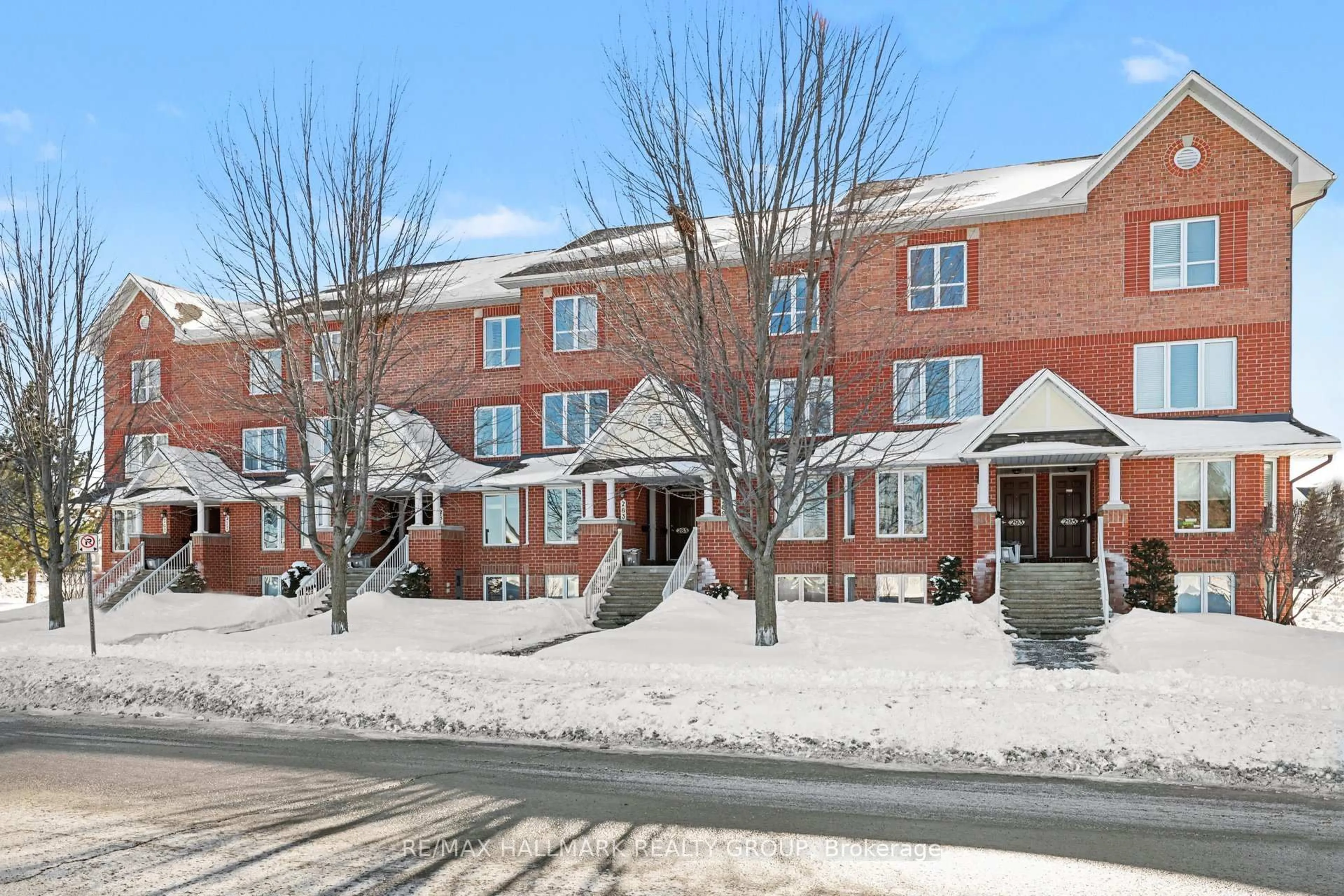 Patio, street for 275 AQUAVIEW Dr, Ottawa Ontario K4A 0B5