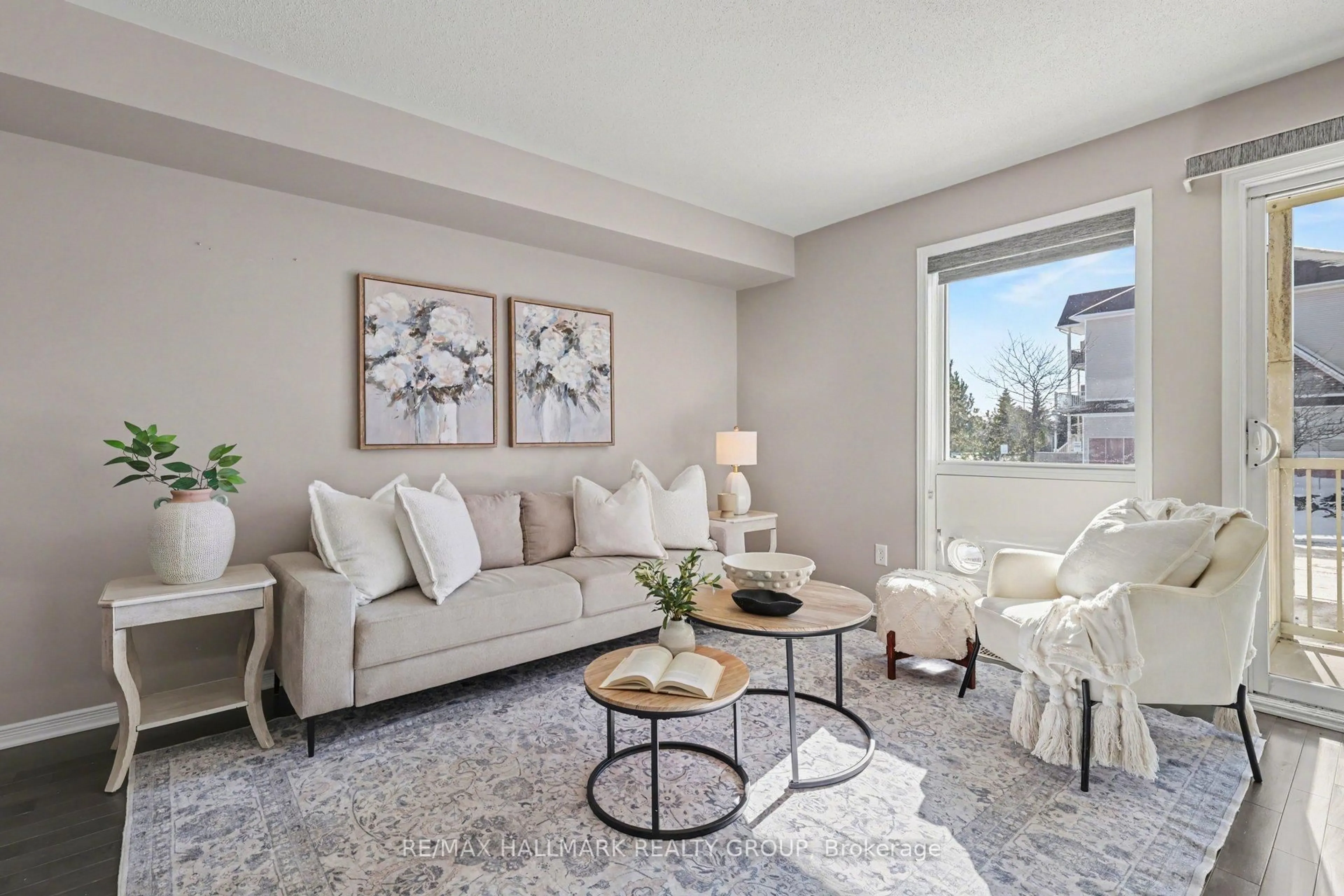 Living room with furniture, unknown for 275 AQUAVIEW Dr, Ottawa Ontario K4A 0B5