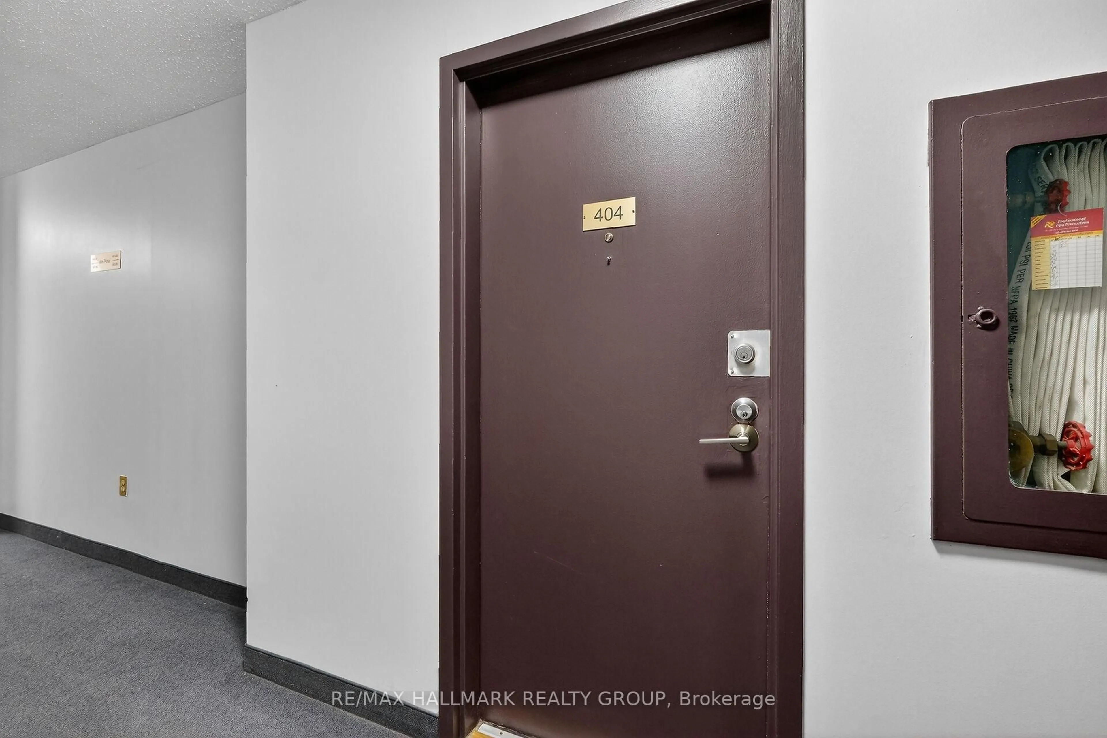 Indoor foyer for 2019 Bank St #404, Ottawa Ontario K1V 0N1