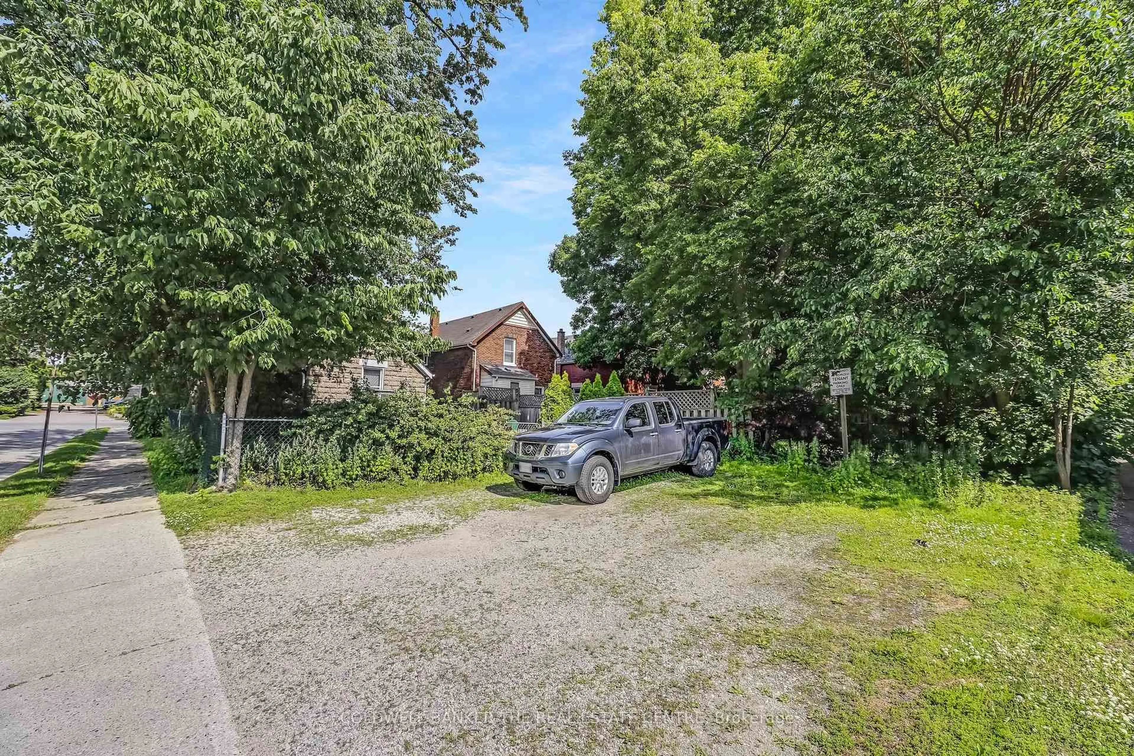 A pic from outside/outdoor area/front of a property/back of a property/a pic from drone, street for 281 Egerton St, London East Ontario N5Z 2H1