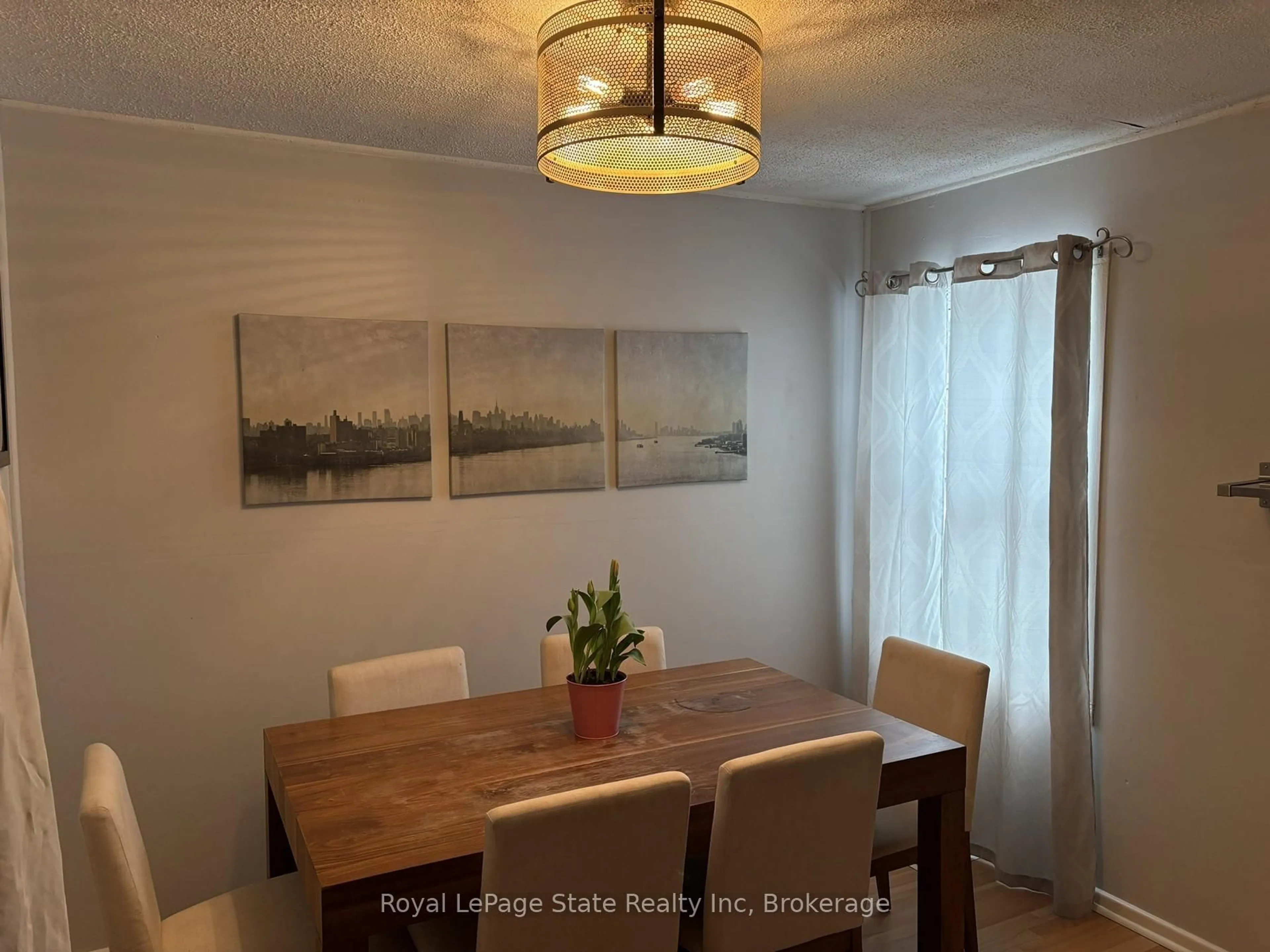 Dining room, wood/laminate floor for 42 Avenue Rd, Cambridge Ontario N1R 1B9
