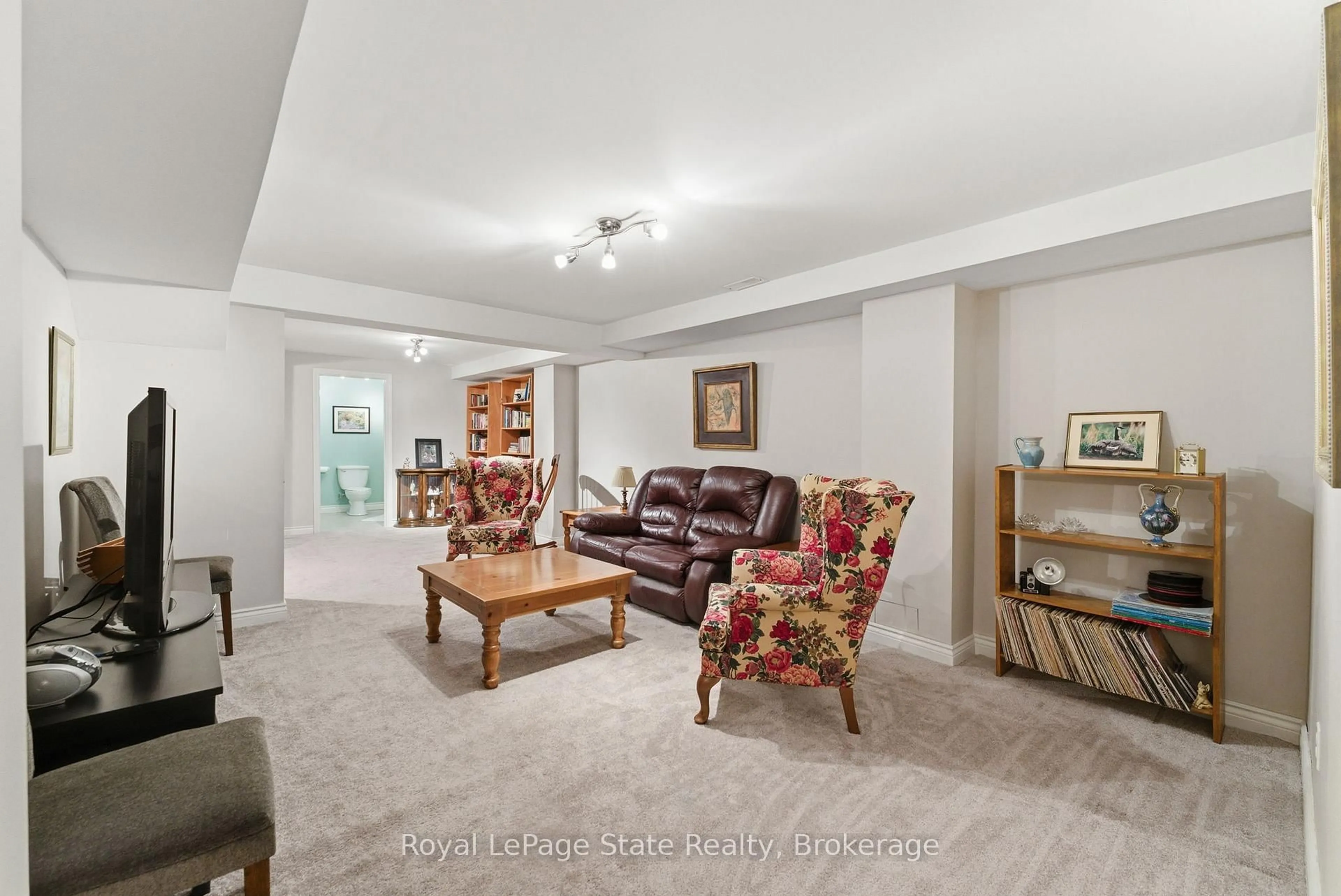 Living room with furniture, unknown for 40 Wesleyan Crt #16, Hamilton Ontario L9G 5C7