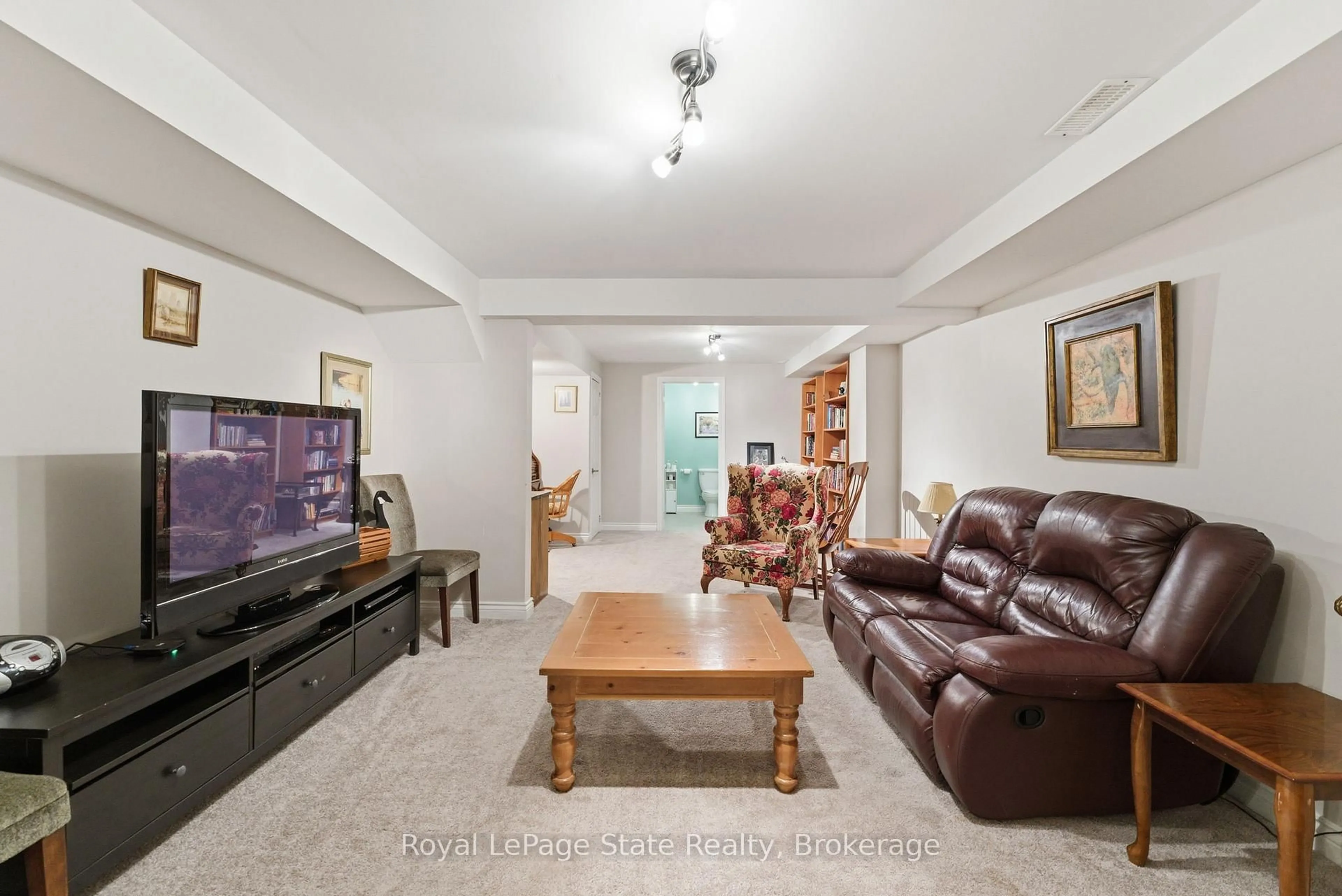 Living room with furniture, unknown for 40 Wesleyan Crt #16, Hamilton Ontario L9G 5C7