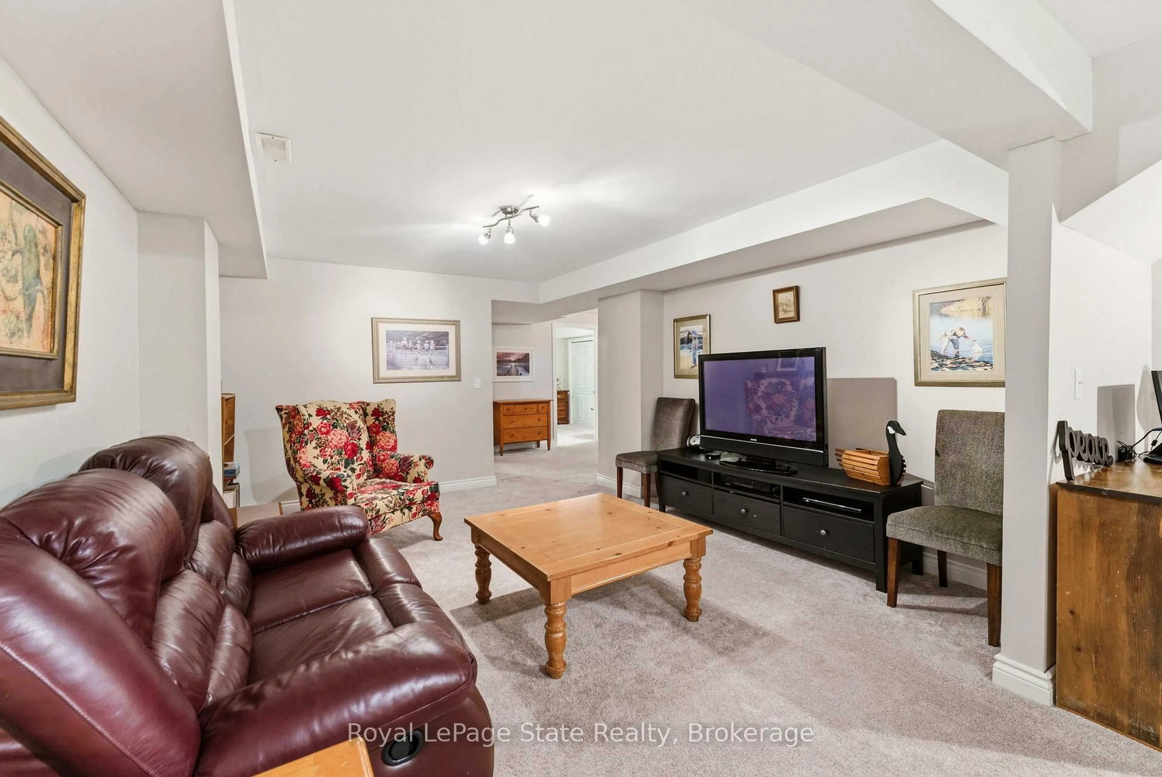 Living room with furniture, unknown for 40 Wesleyan Crt #16, Hamilton Ontario L9G 5C7