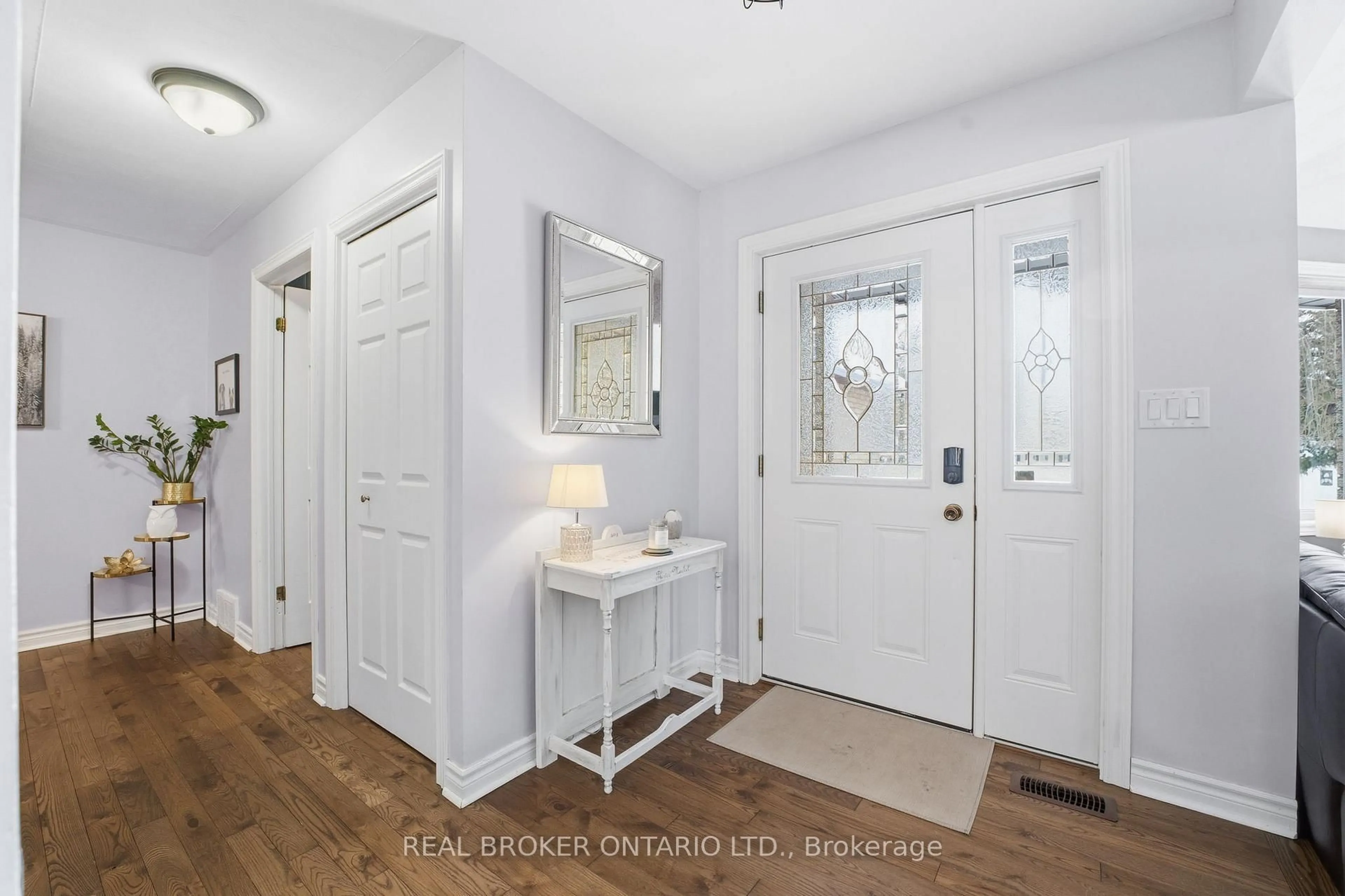 Indoor entryway for 270 Talbot St, Norfolk Ontario N0J 1E0