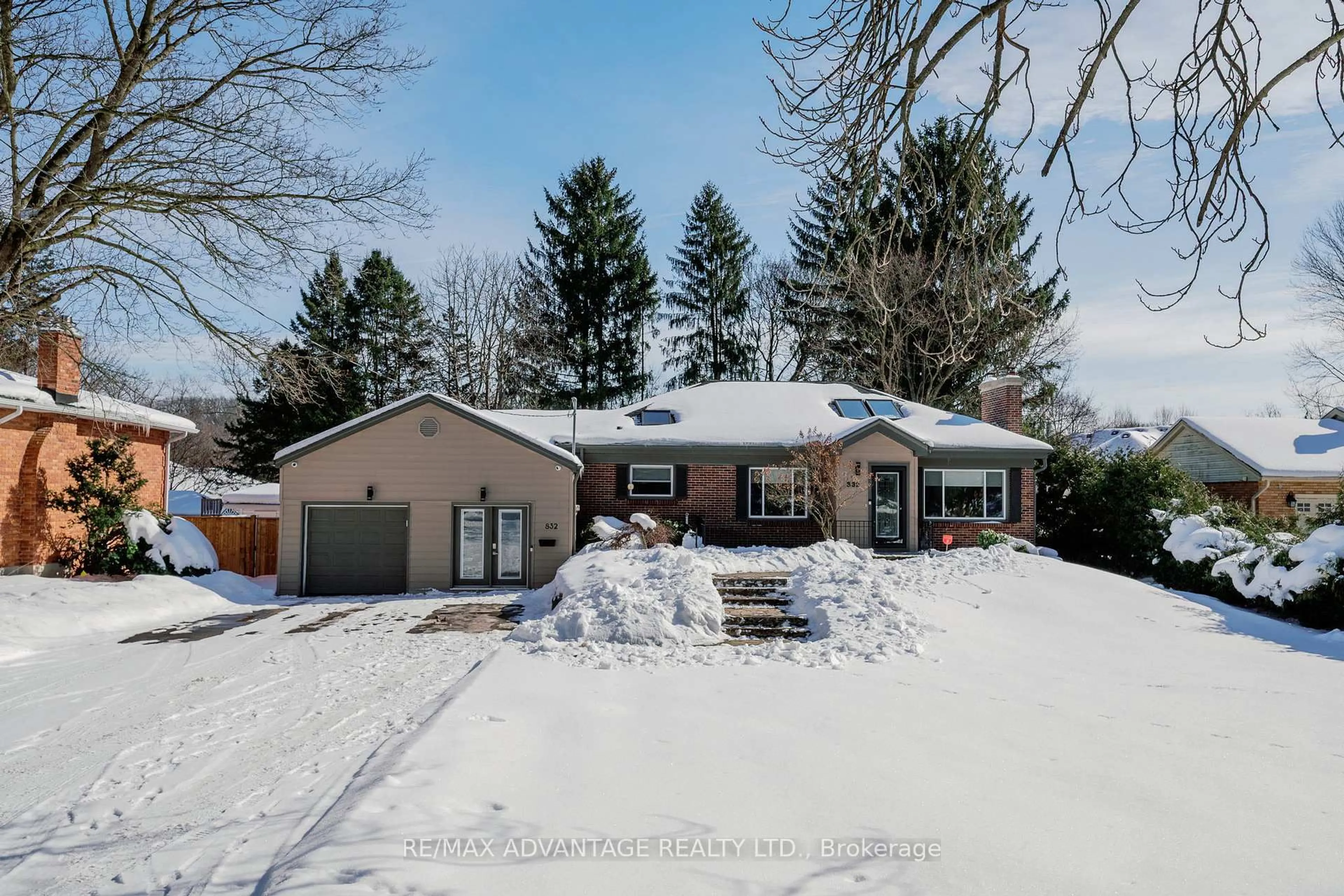 A pic from outside/outdoor area/front of a property/back of a property/a pic from drone, street for 832 Sunninghill Ave, London North Ontario N6H 3L9