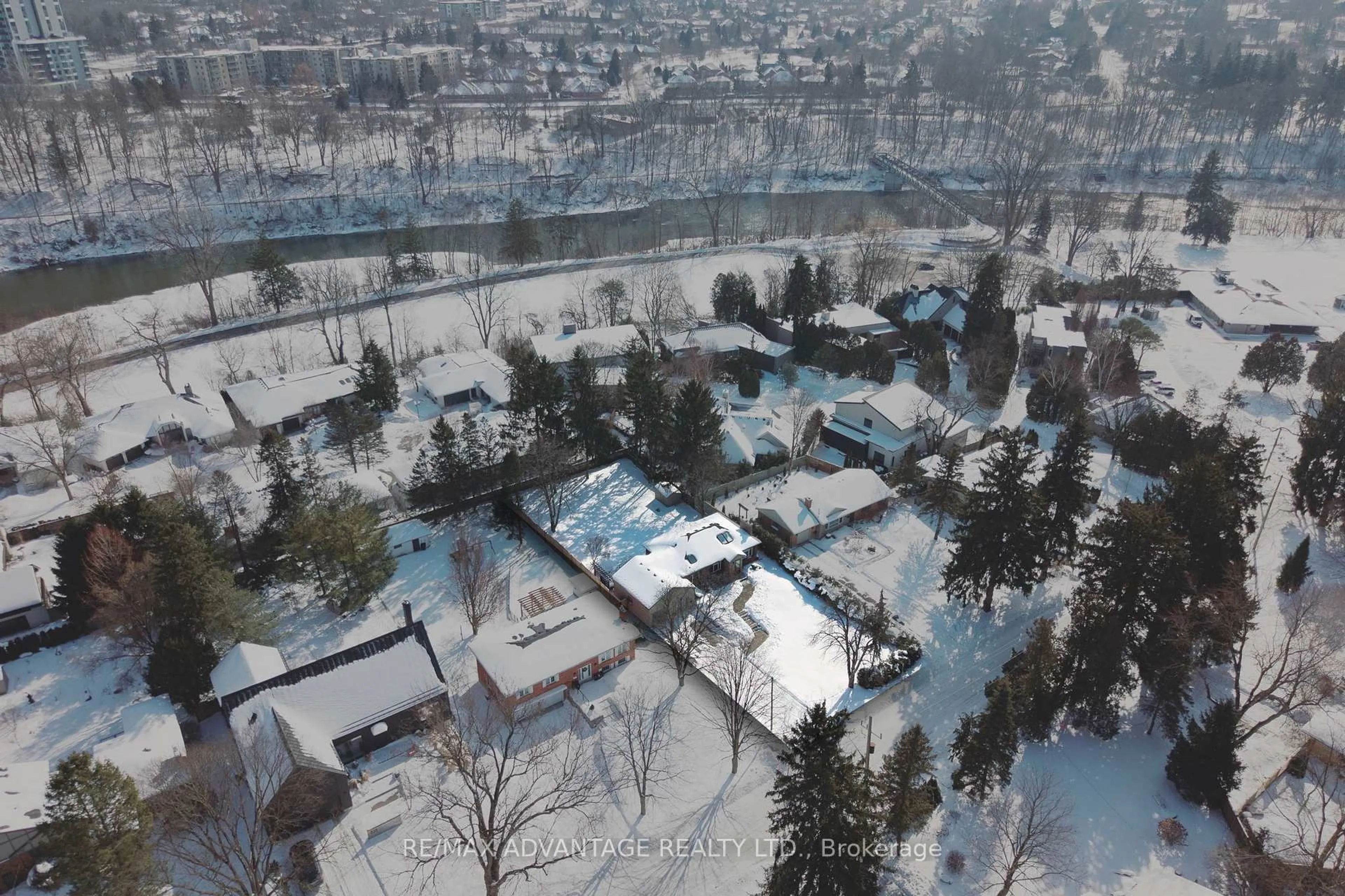 A pic from outside/outdoor area/front of a property/back of a property/a pic from drone, unknown for 832 Sunninghill Ave, London North Ontario N6H 3L9