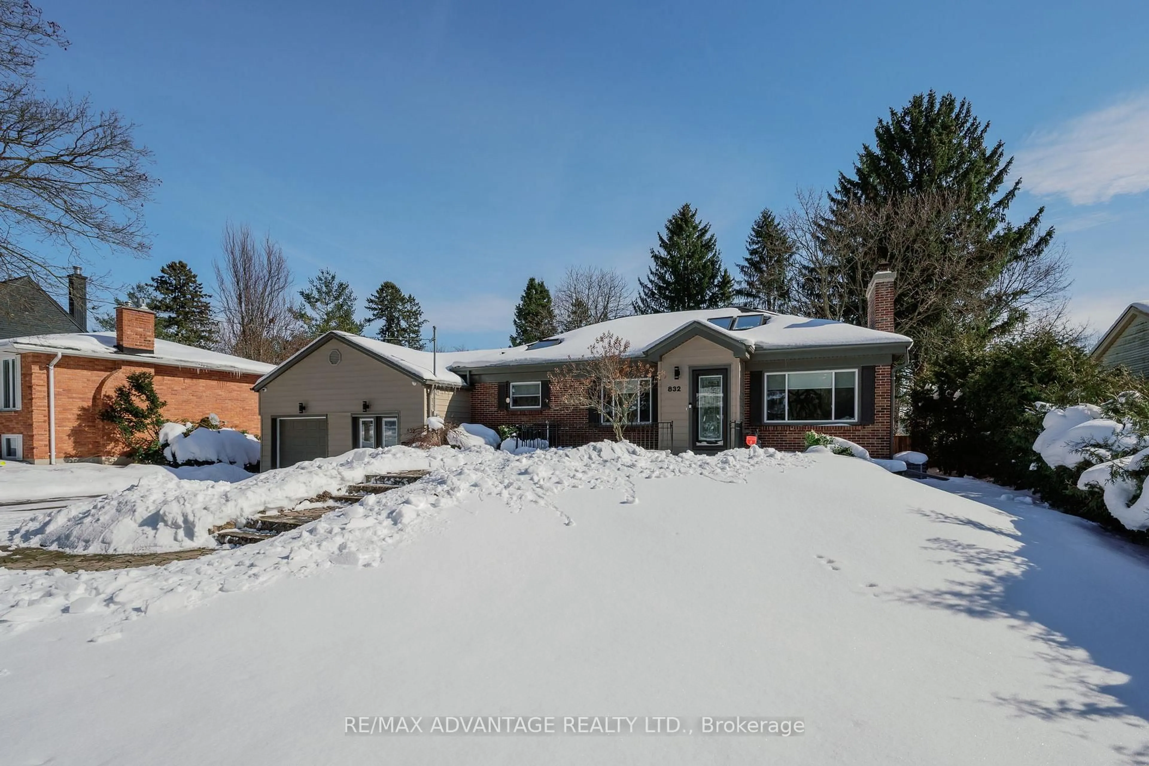A pic from outside/outdoor area/front of a property/back of a property/a pic from drone, street for 832 Sunninghill Ave, London North Ontario N6H 3L9