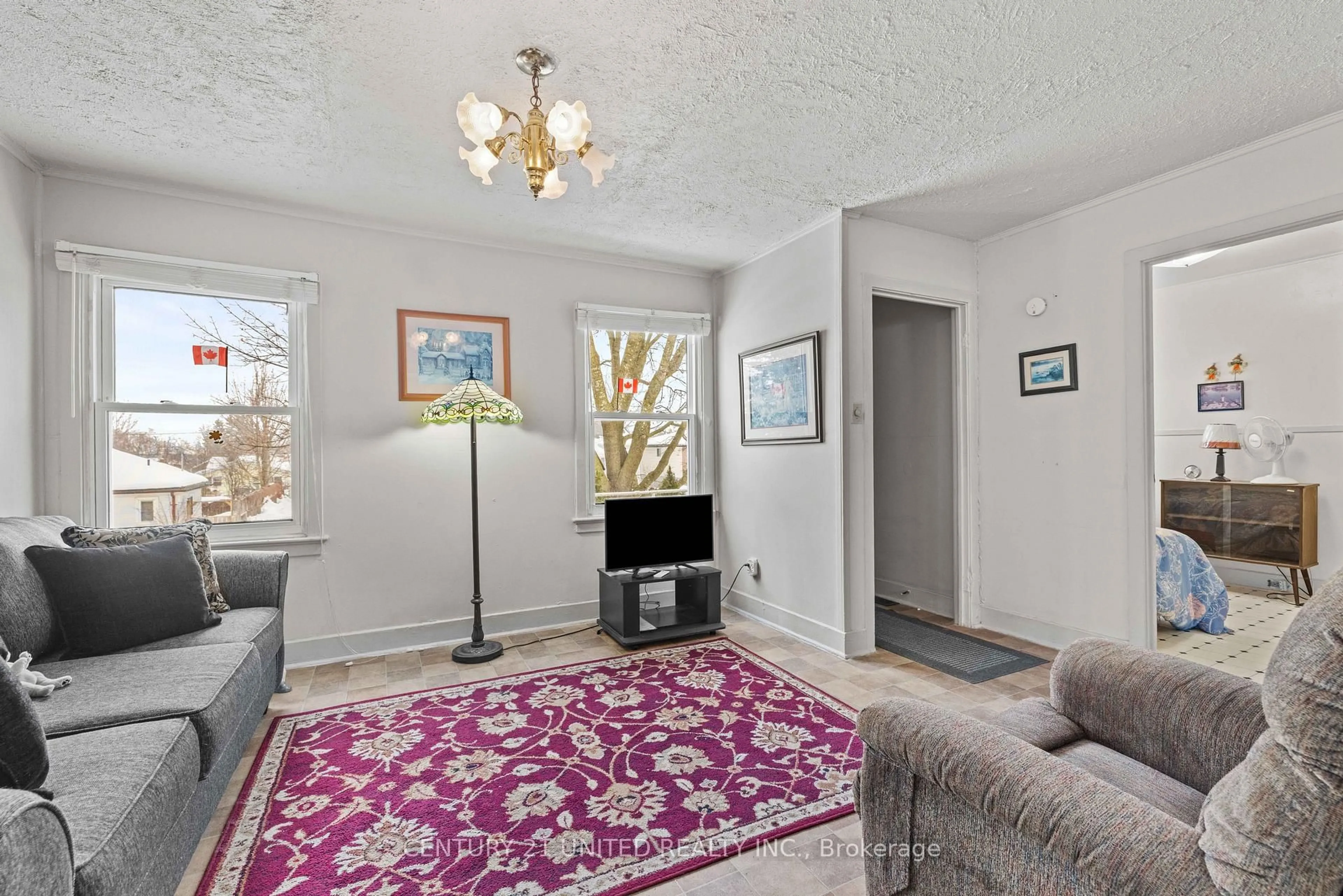Living room with furniture, carpet floor for 482 Wellington St, Peterborough Ontario K9H 5C5