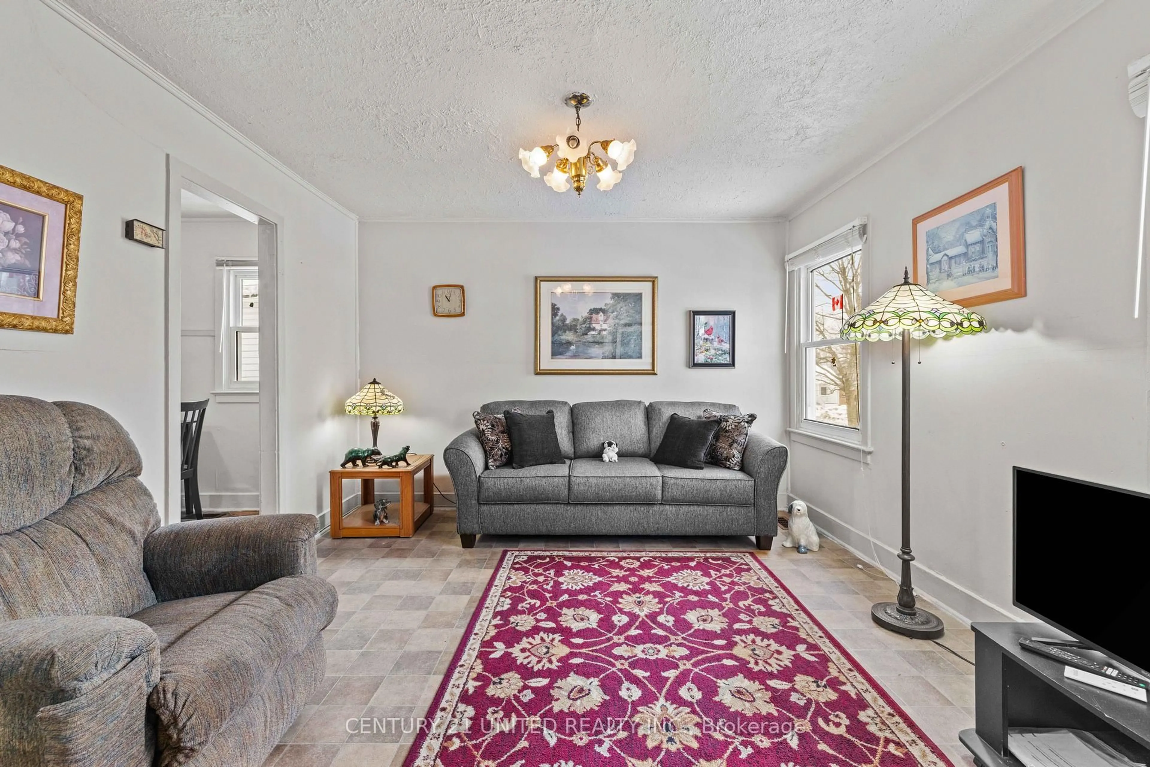 Living room with furniture, carpet floor for 482 Wellington St, Peterborough Ontario K9H 5C5