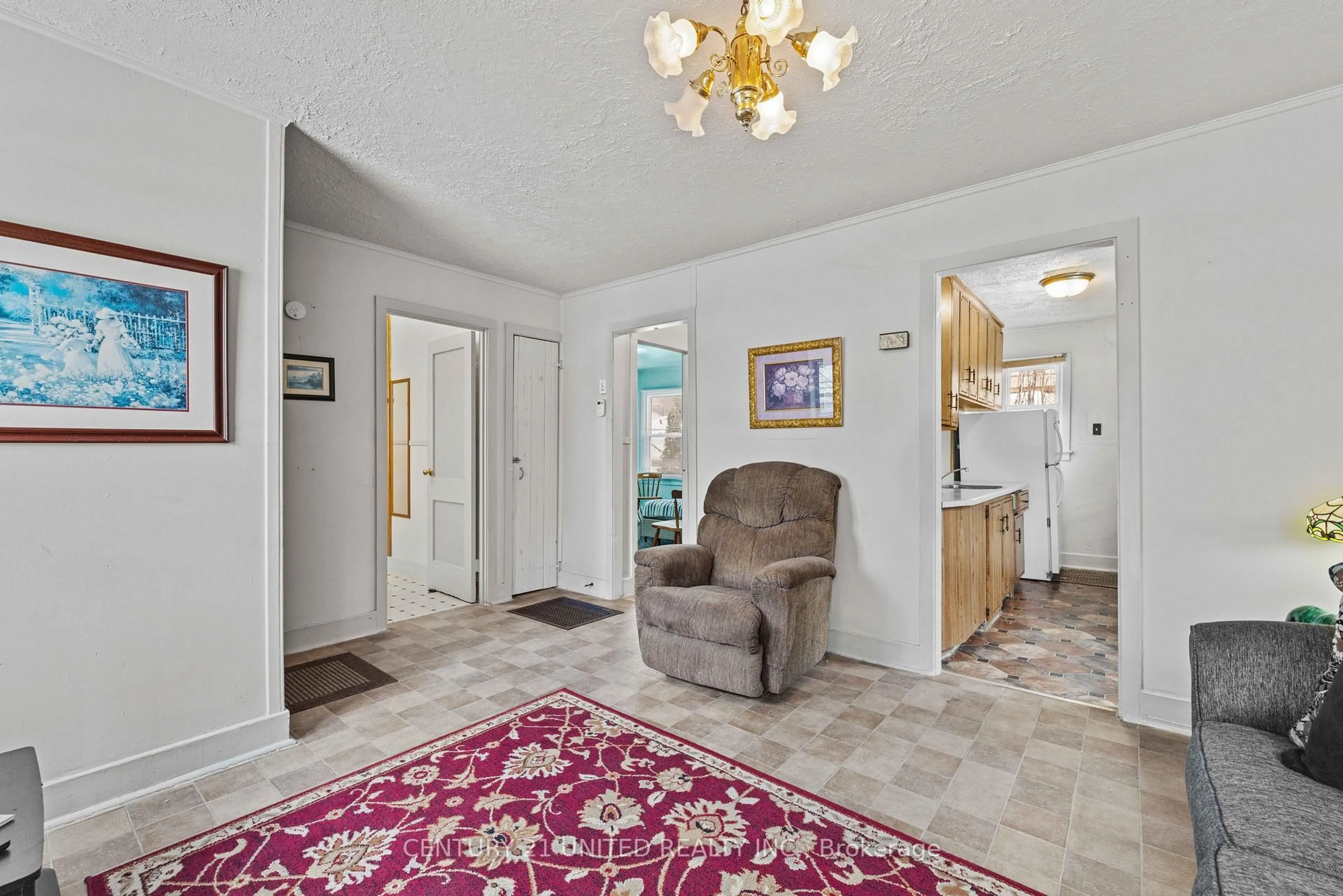 Indoor foyer for 482 Wellington St, Peterborough Ontario K9H 5C5