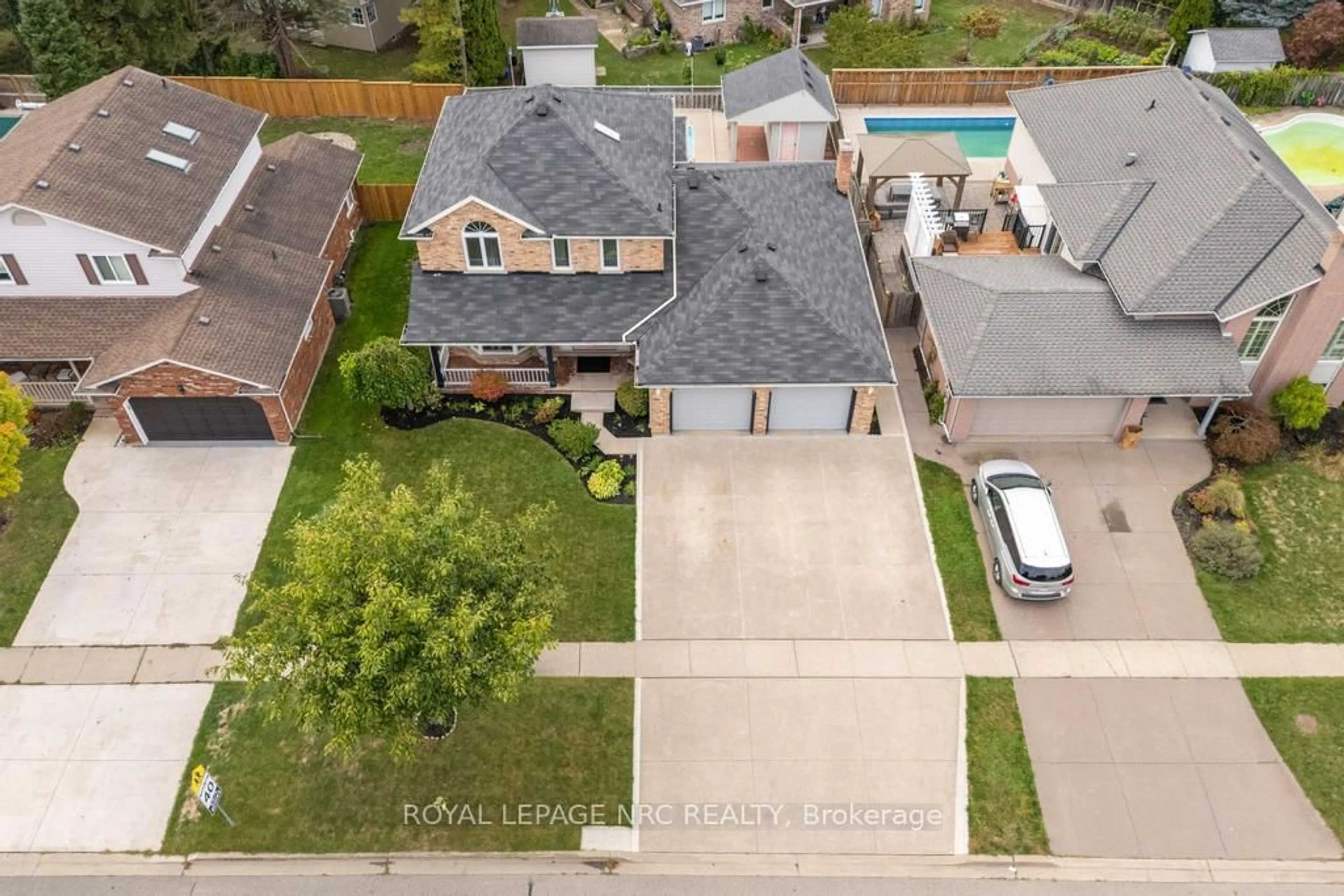 A pic from outside/outdoor area/front of a property/back of a property/a pic from drone, street for 83 First Street Louth, St. Catharines Ontario L2S 2T7