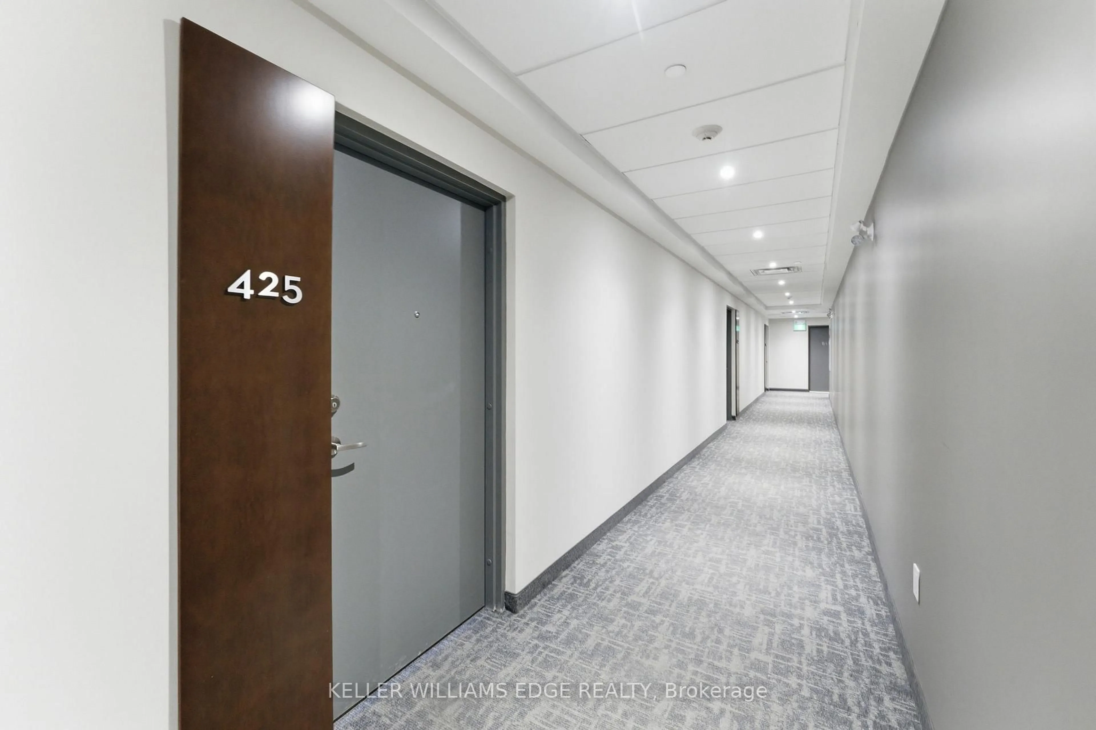 Indoor foyer for 1 Redfern Ave #425, Hamilton Ontario L9C 0E6