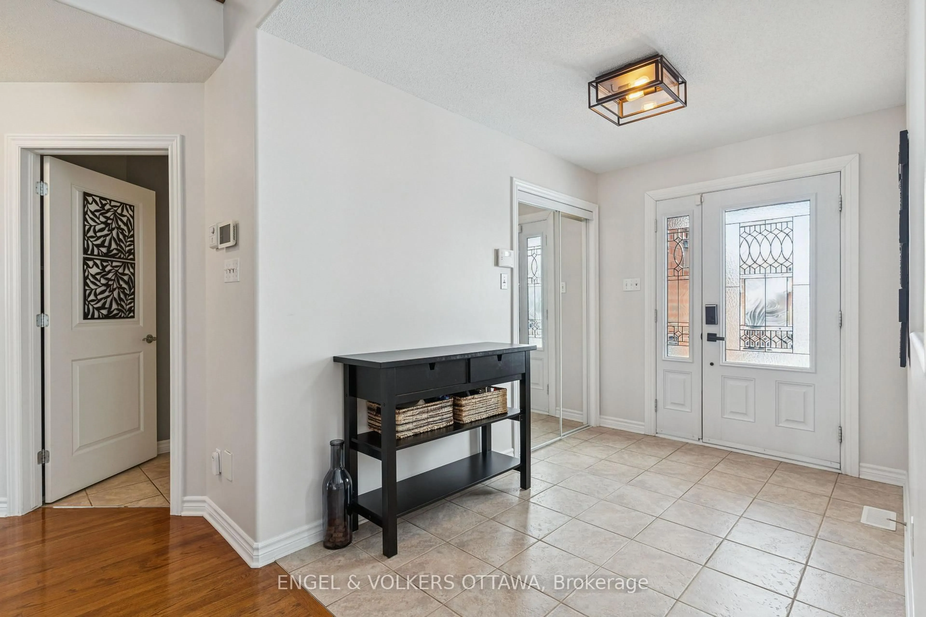 Indoor entryway for 76 Frontenac Blvd, Russell Ontario K0A 1W0