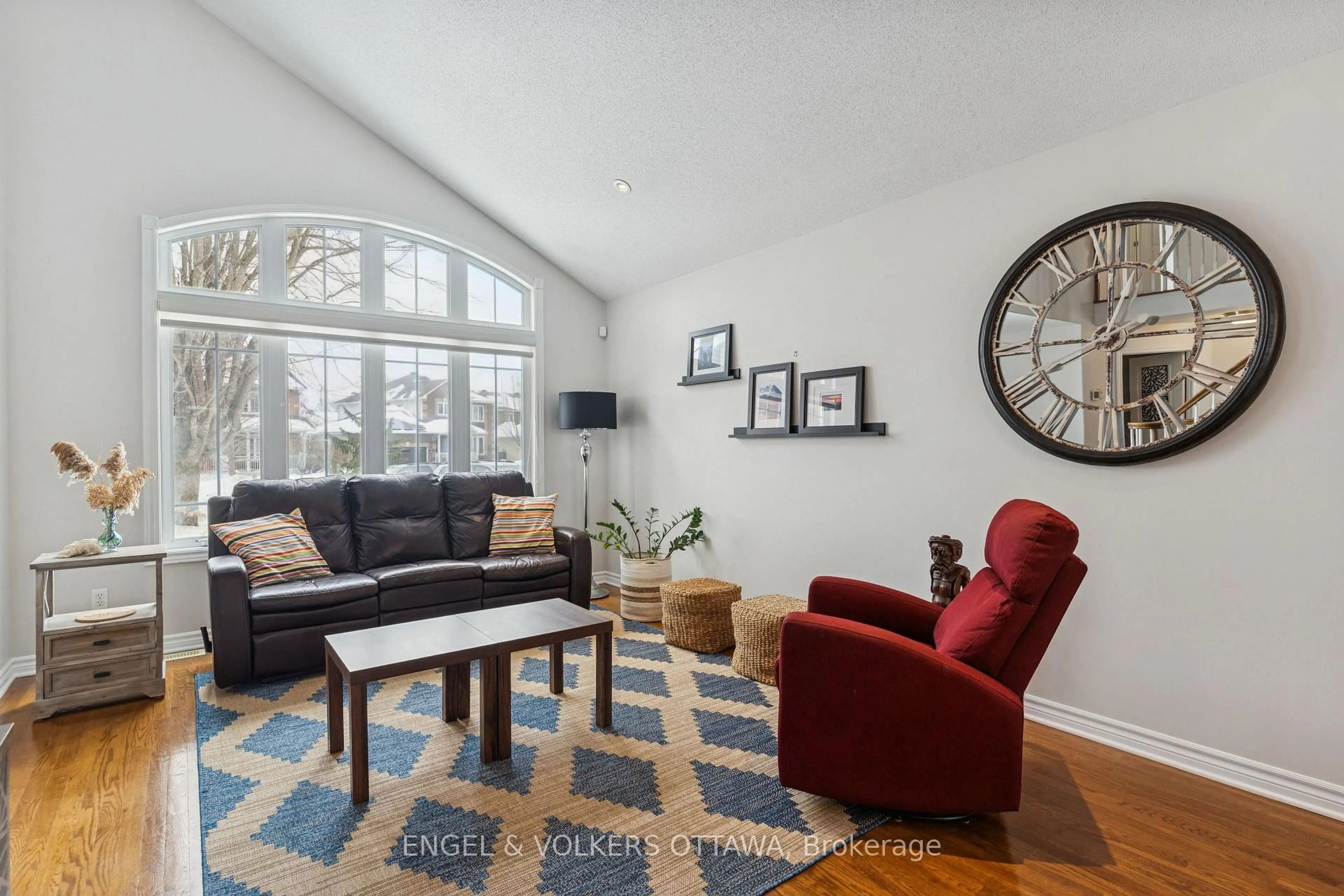 Living room with furniture, unknown for 76 Frontenac Blvd, Russell Ontario K0A 1W0