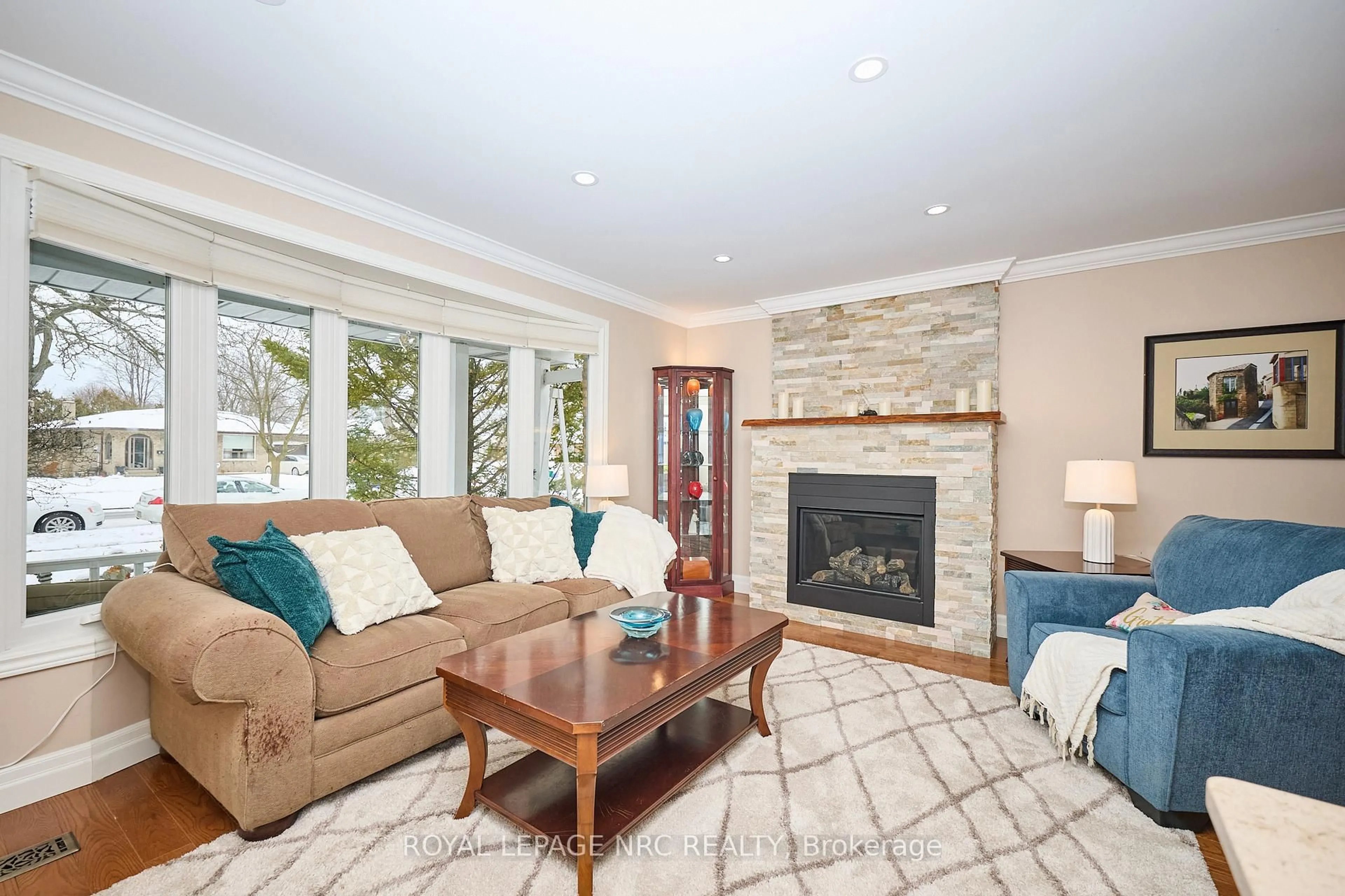 Living room with furniture, unknown for 29 Westgate Park Dr, St. Catharines Ontario L2N 5W8