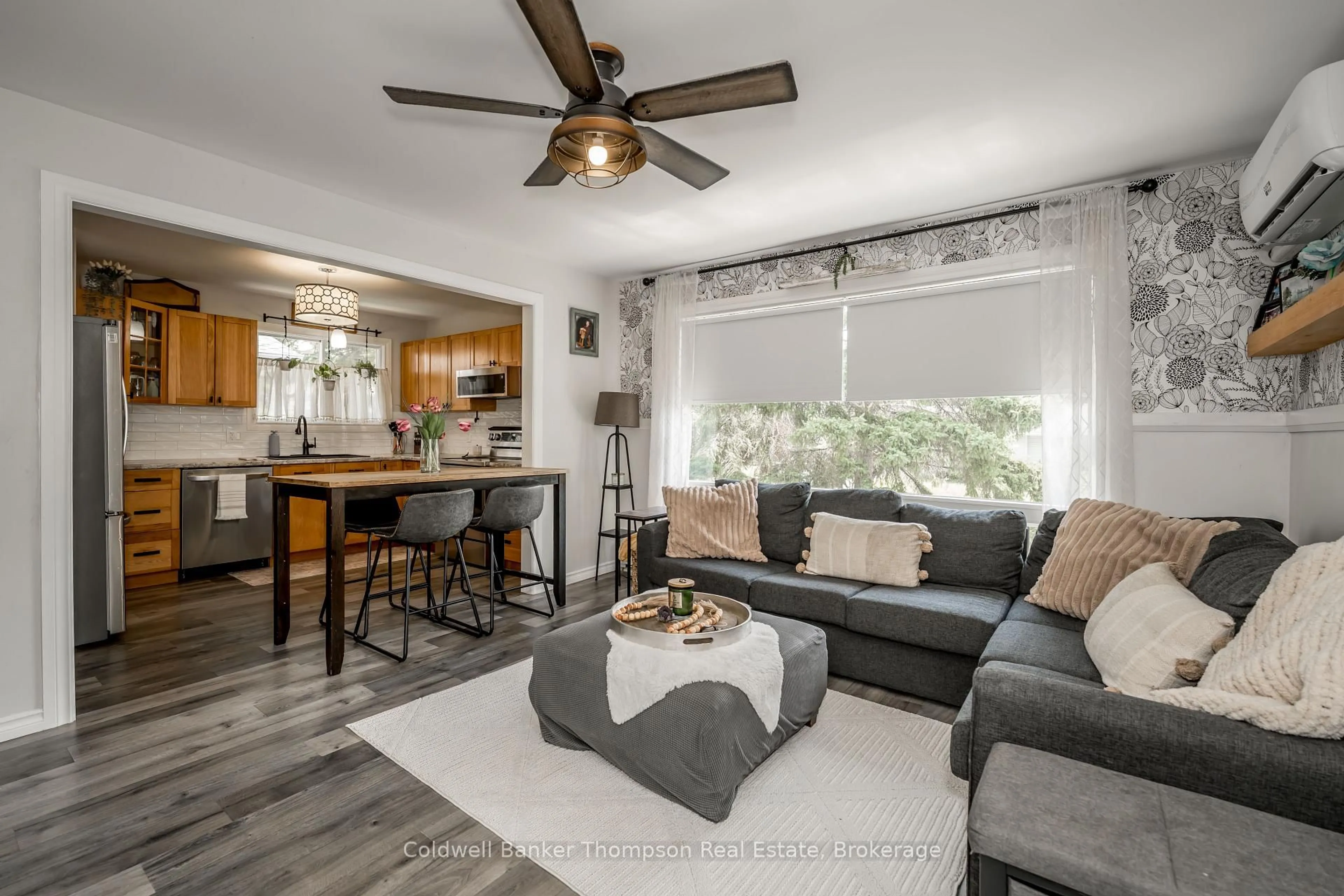 Living room with furniture, wood/laminate floor for 38 Susan St, Huntsville Ontario P1H 1X2