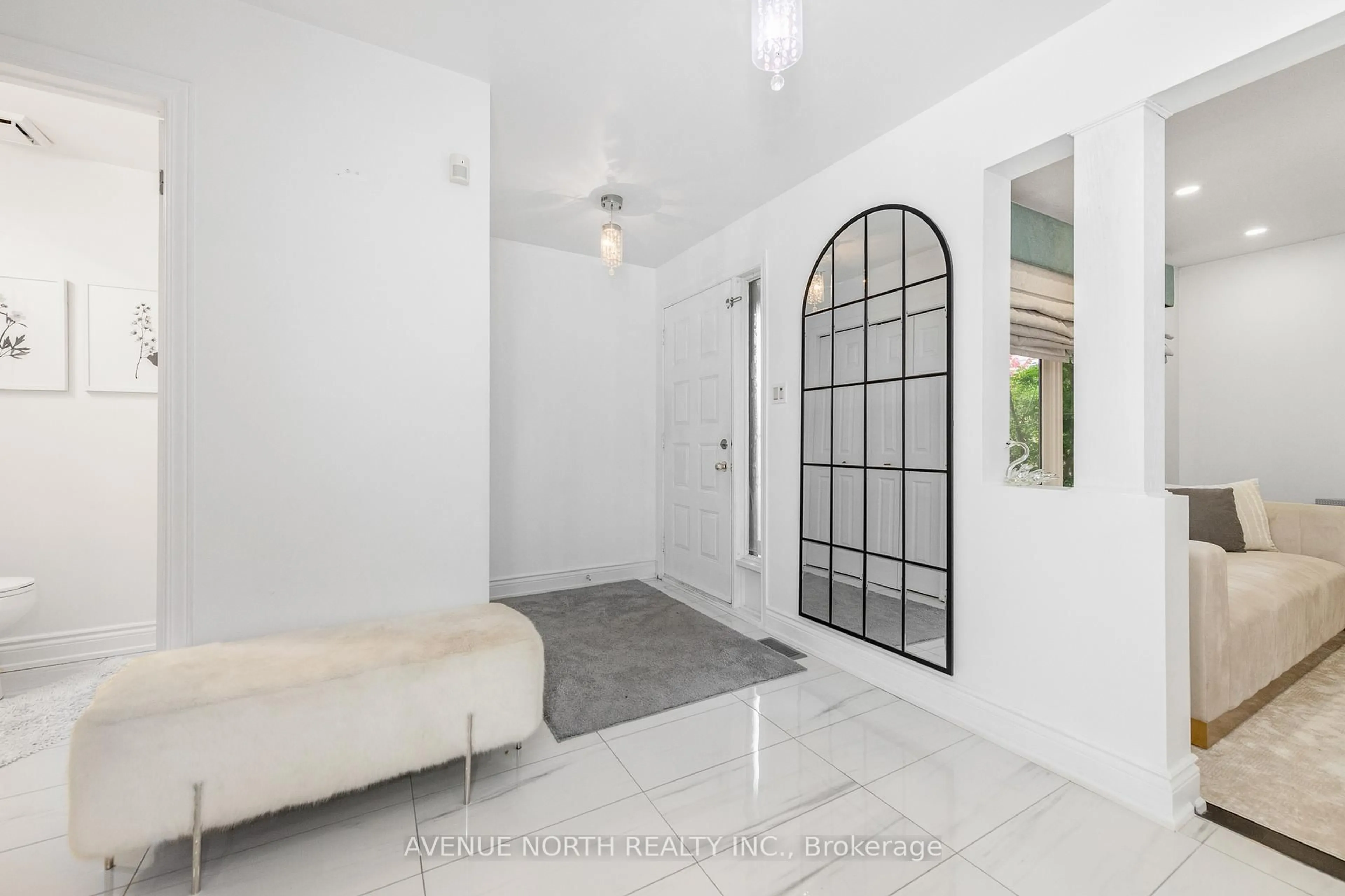 Indoor entryway for 2163 Johnston Rd, Ottawa Ontario K1G 5K2