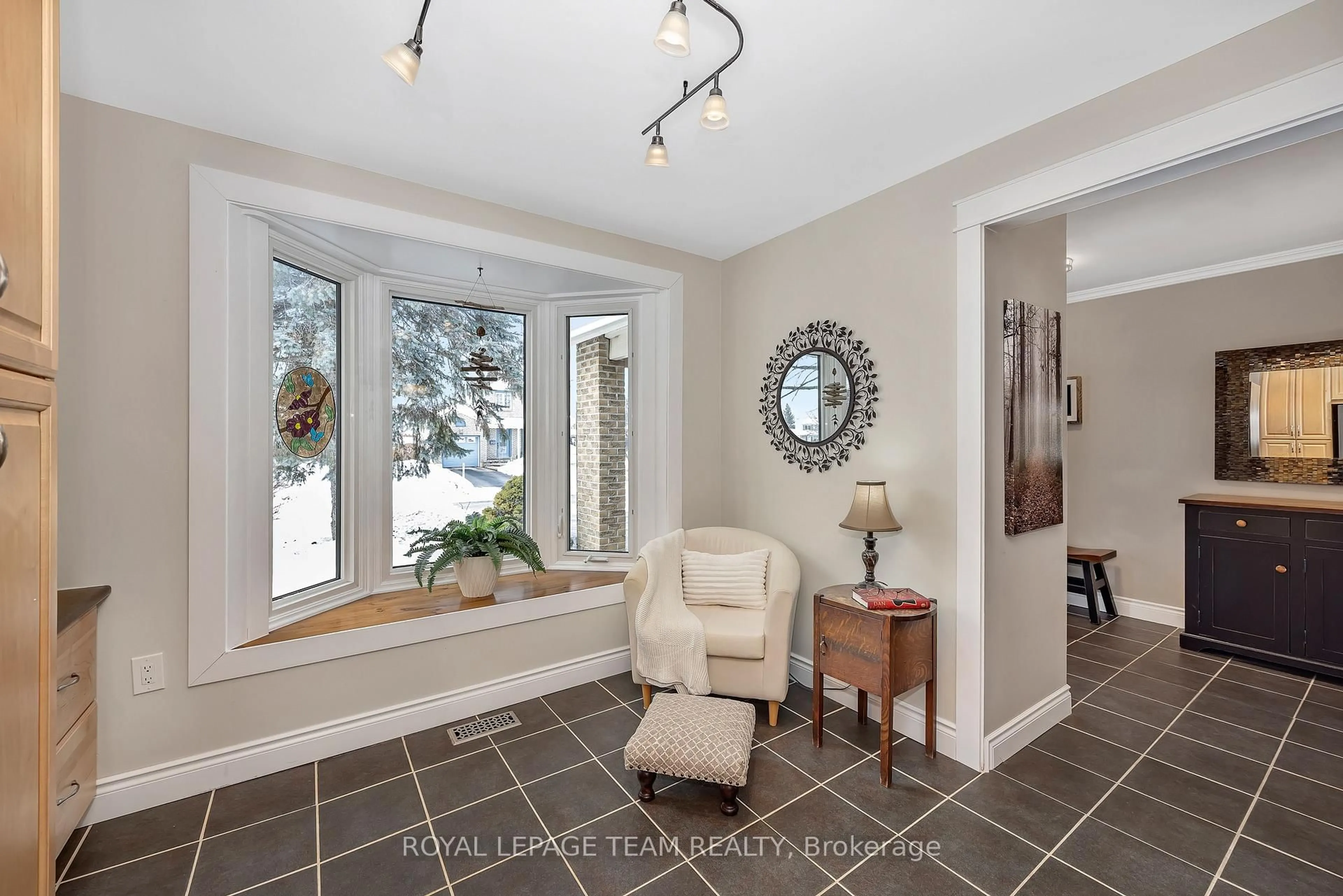 Indoor entryway for 277 Park Grove Dr, Ottawa Ontario K1E 2S9