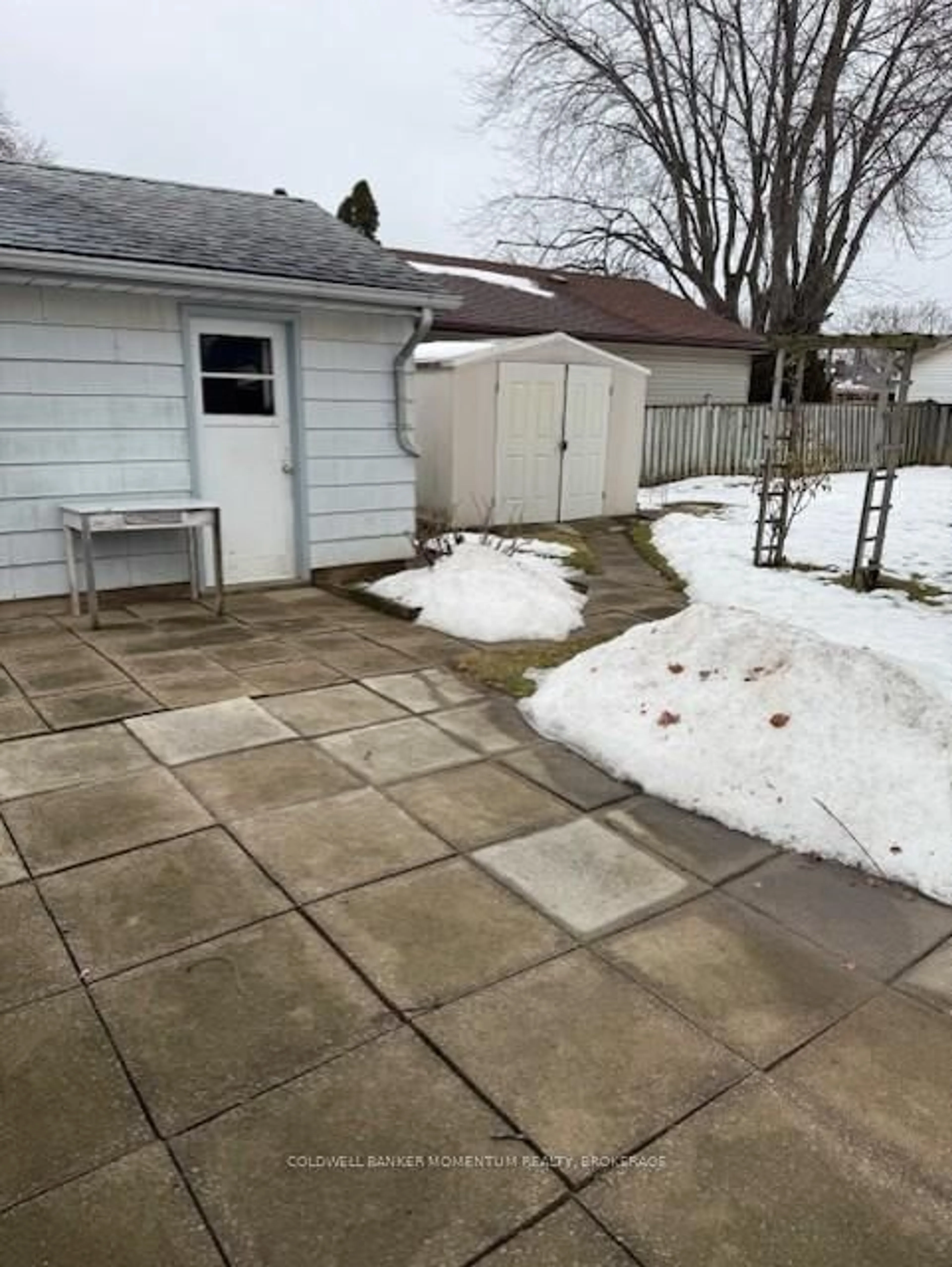 Patio, street for 26 Howard Ave, St. Catharines Ontario L2N 3X1