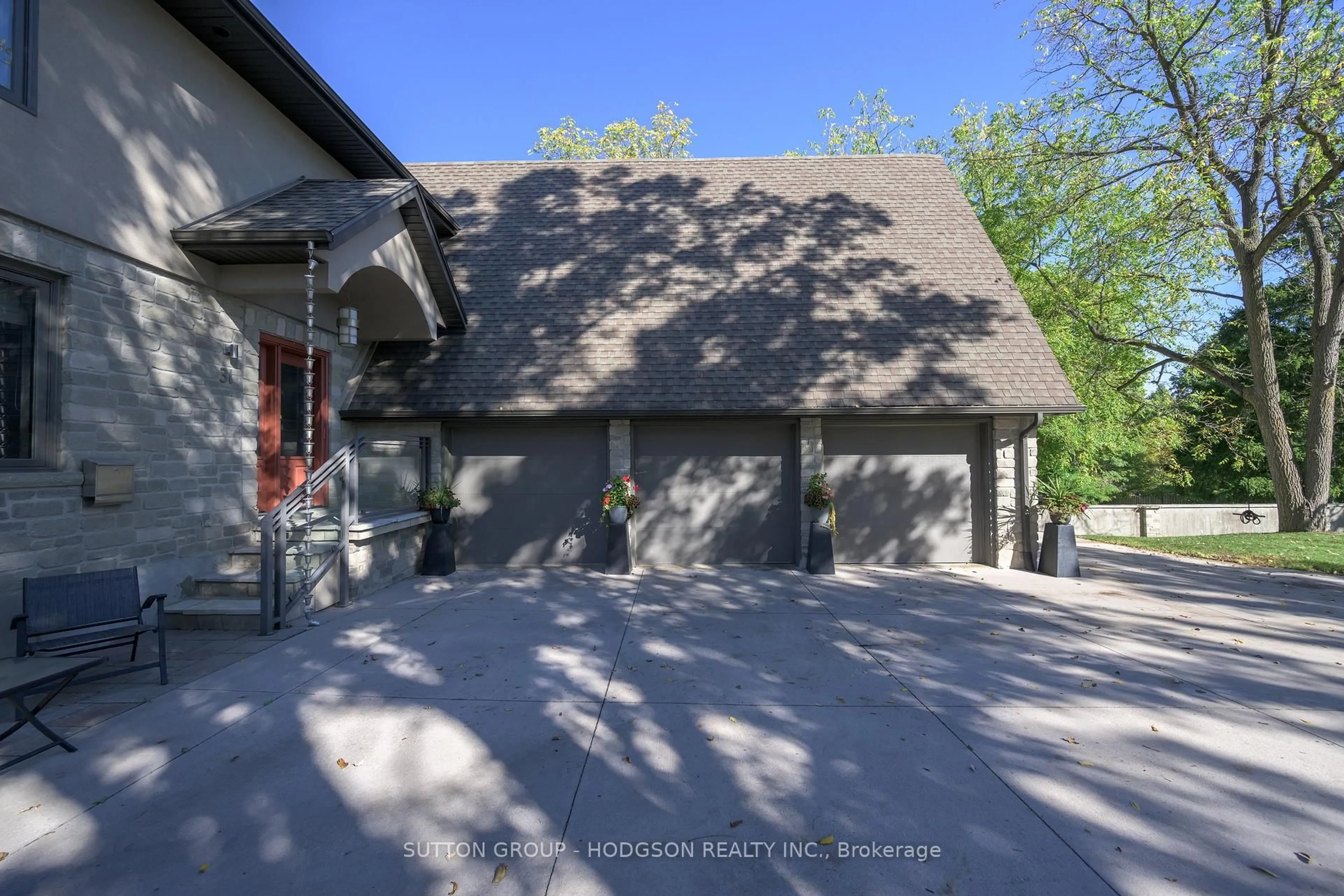 A pic from outside/outdoor area/front of a property/back of a property/a pic from drone, street for 31 Markland Dr, London South Ontario N6C 5J9