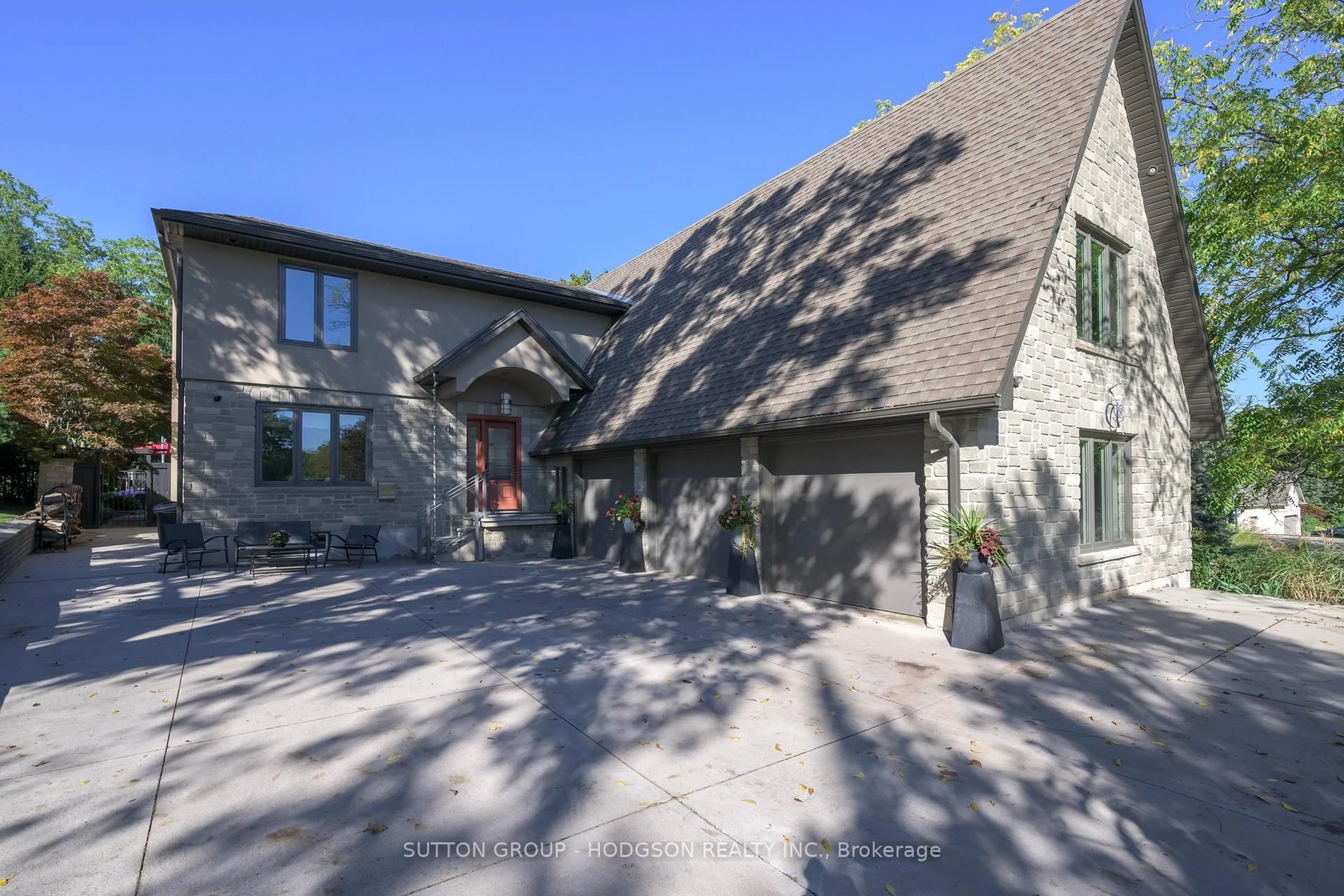 A pic from outside/outdoor area/front of a property/back of a property/a pic from drone, street for 31 Markland Dr, London South Ontario N6C 5J9