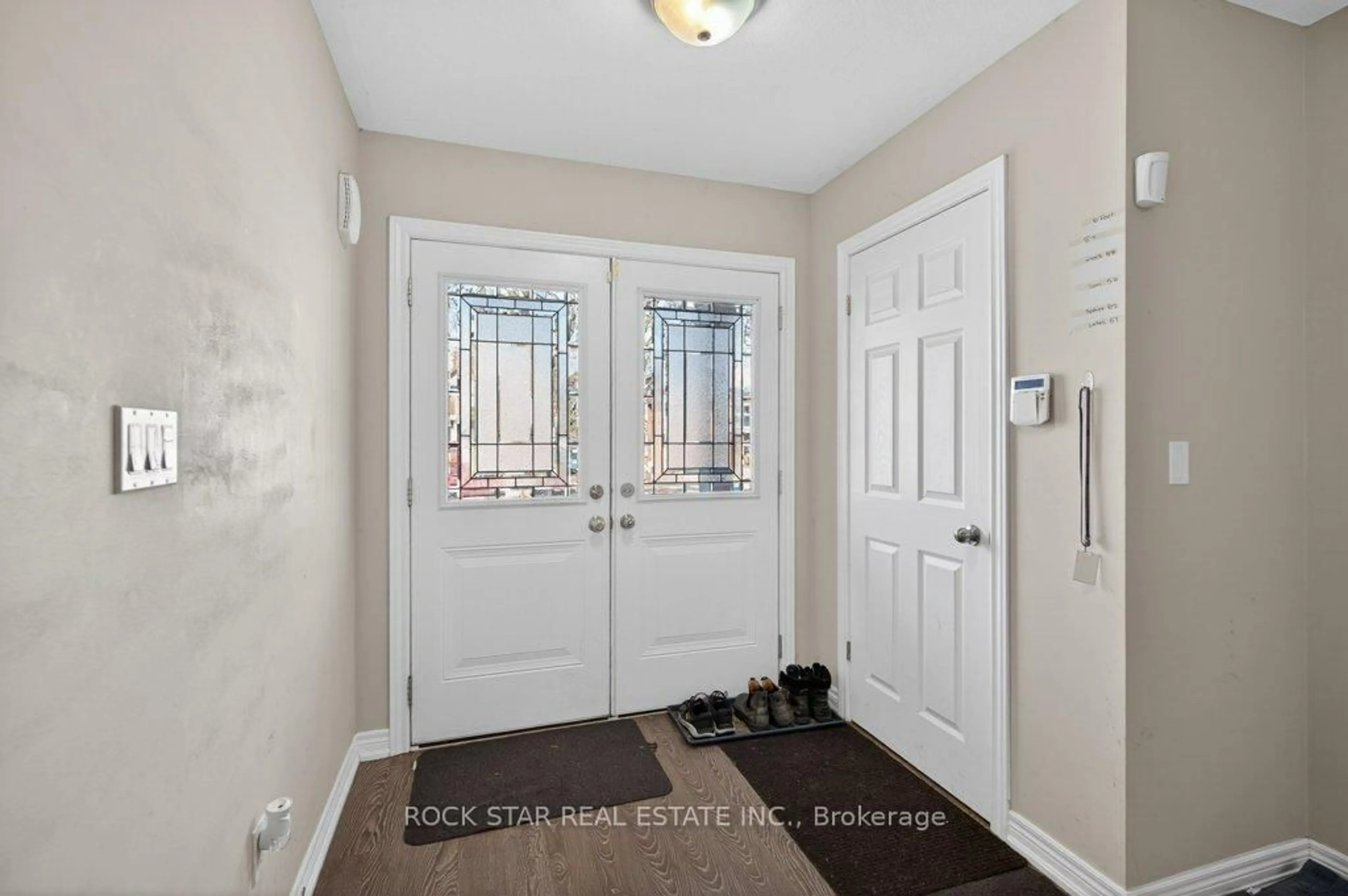 Indoor entryway for 205A MARLBOROUGH St, Brantford Ontario N3S 4T2