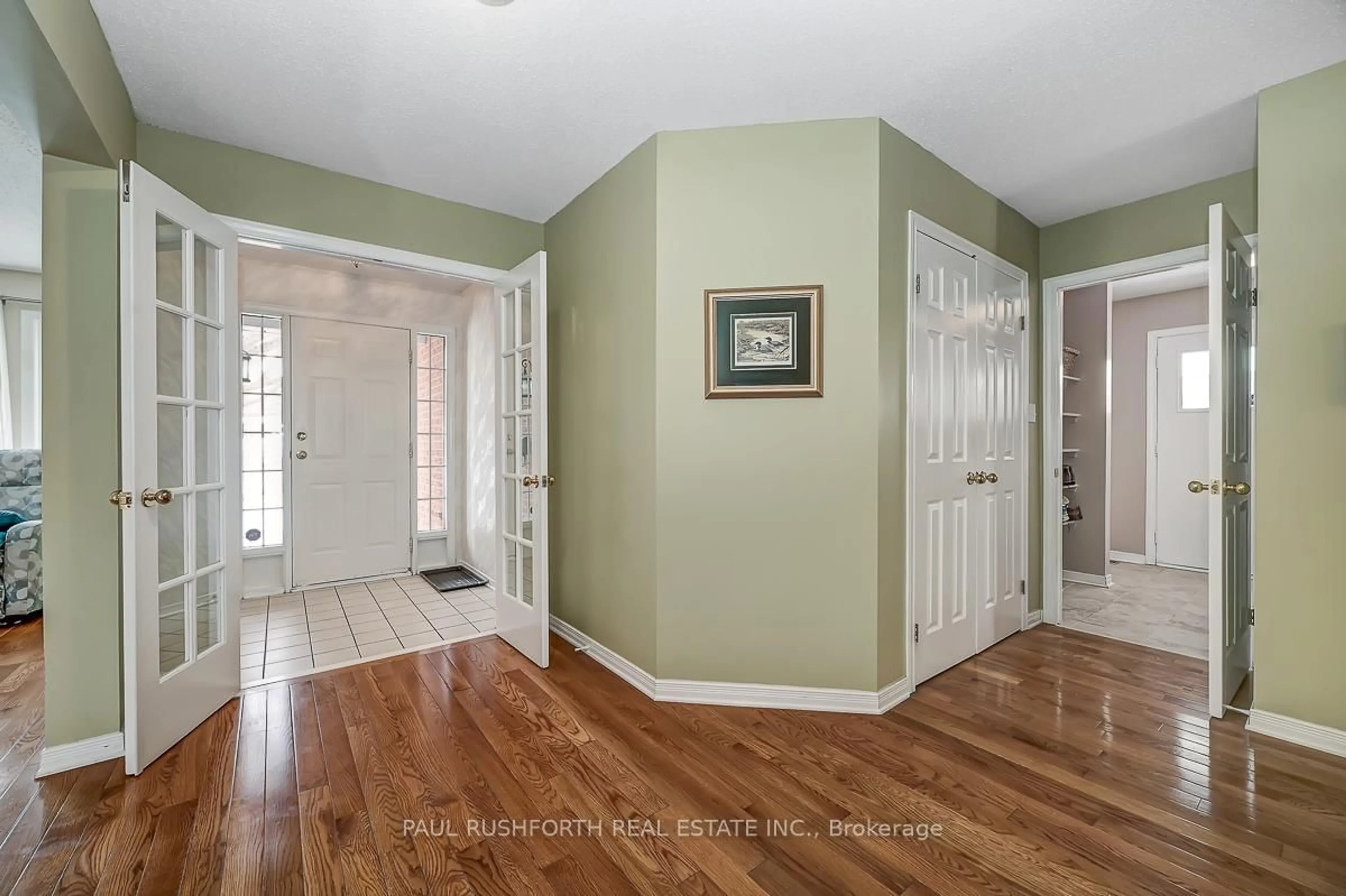 Indoor entryway for 9 Sherk Cres, Ottawa Ontario K2K 2L4