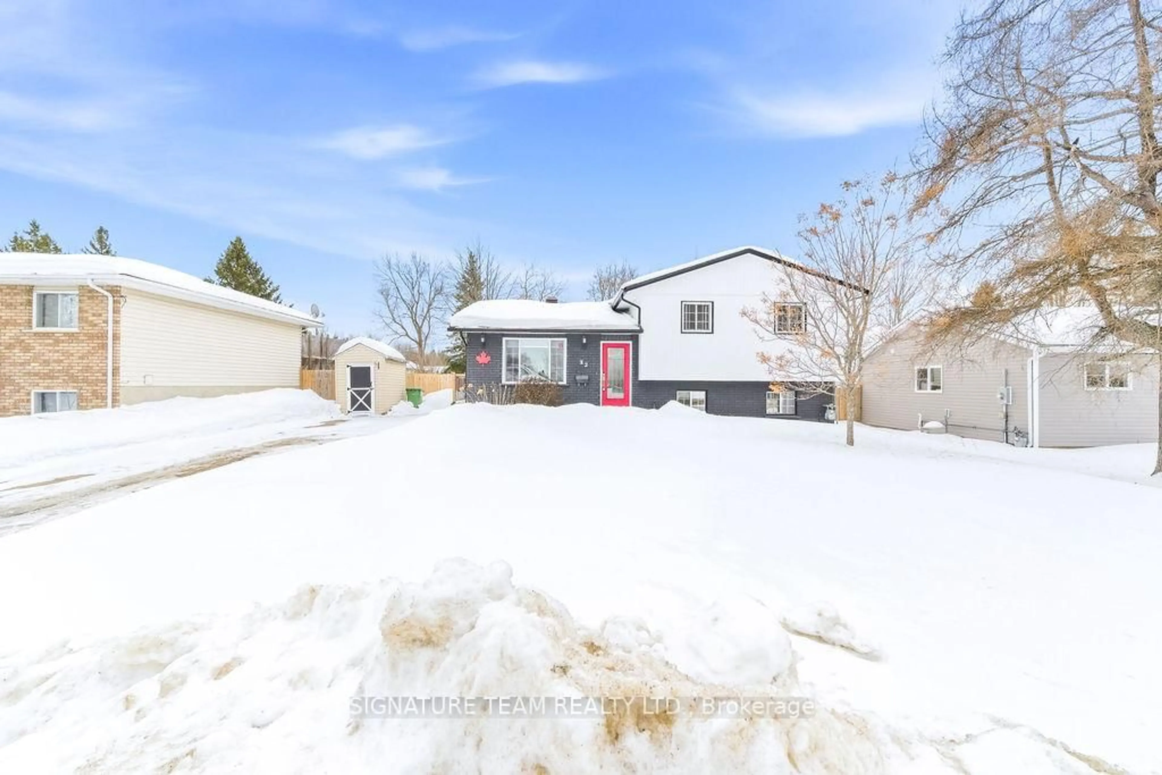 A pic from outside/outdoor area/front of a property/back of a property/a pic from drone, street for 12 Russell St, Petawawa Ontario K8H 1T9