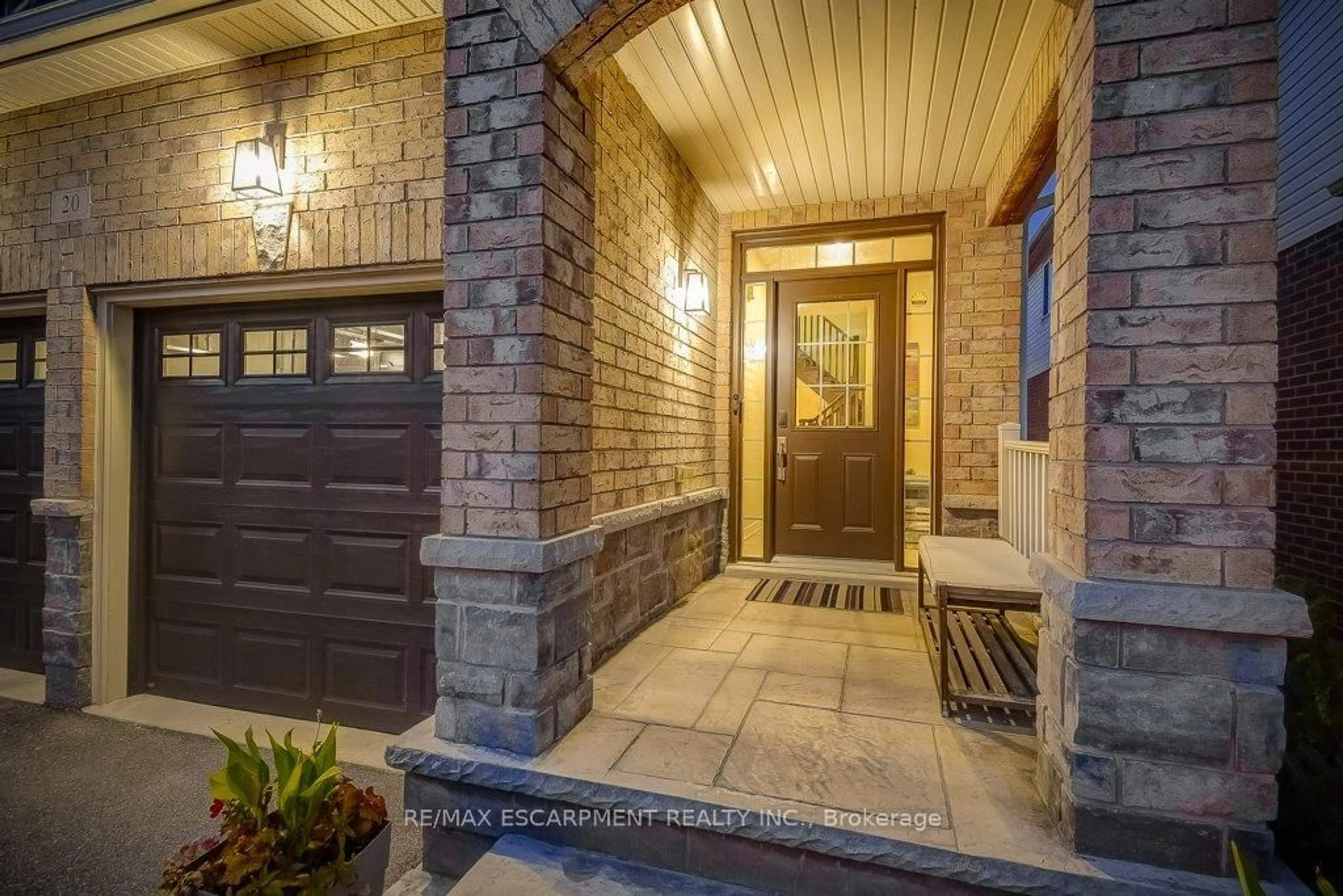 Indoor entryway for 20 Bousfield Crt, Hamilton Ontario L8B 0T3