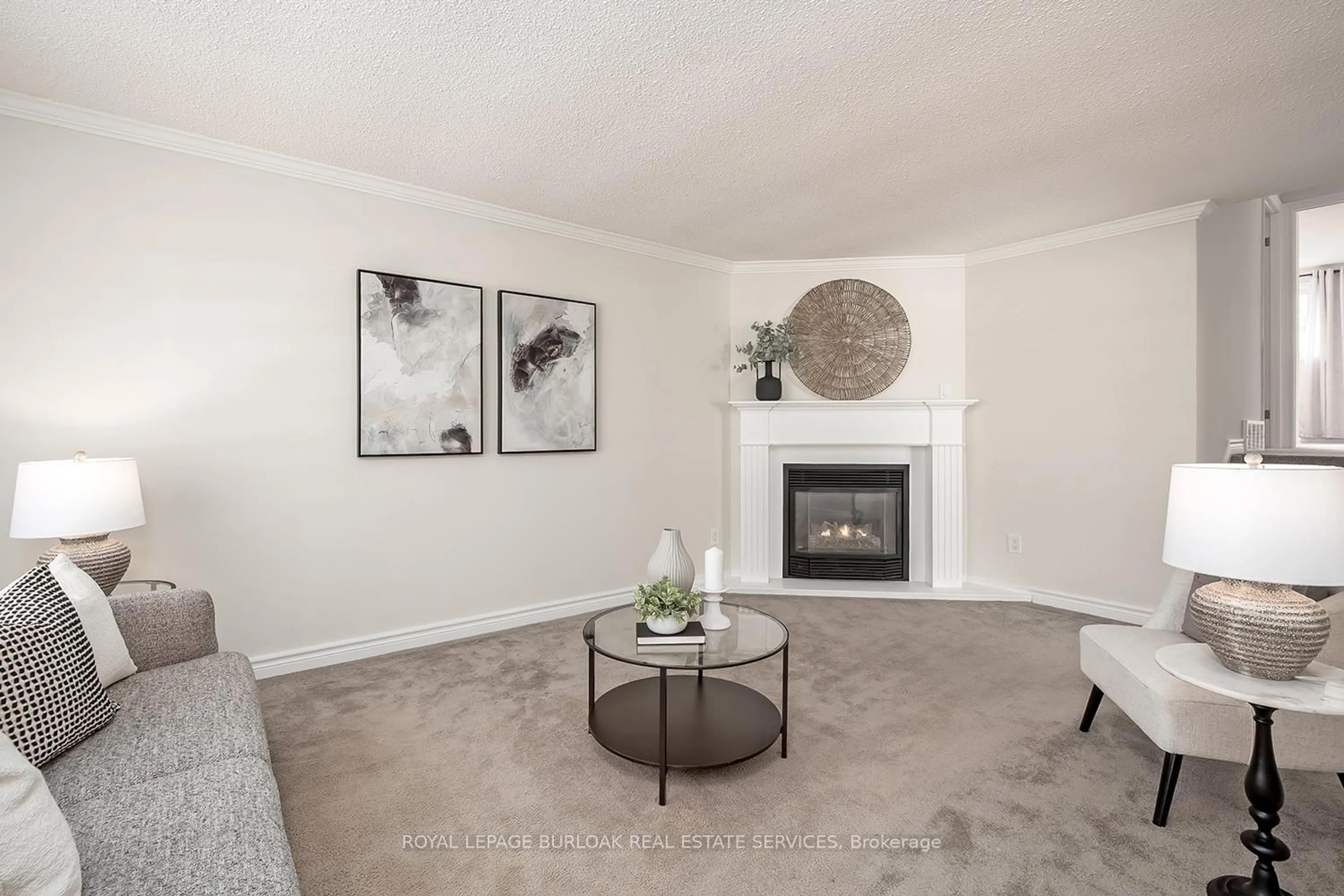 Living room with furniture, carpet floor for 33 Gemini Dr, Hamilton Ontario L9C 6R5