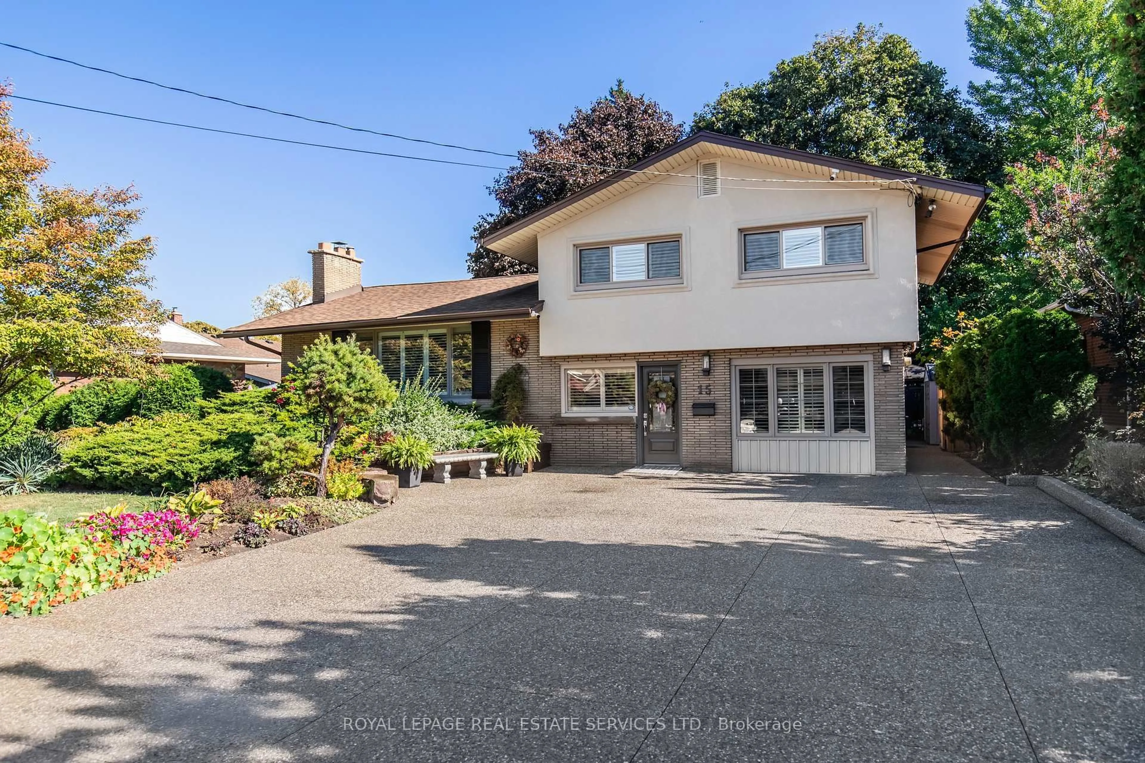 A pic from outside/outdoor area/front of a property/back of a property/a pic from drone, street for 15 Belair Dr, Hamilton Ontario L9A 2Z3