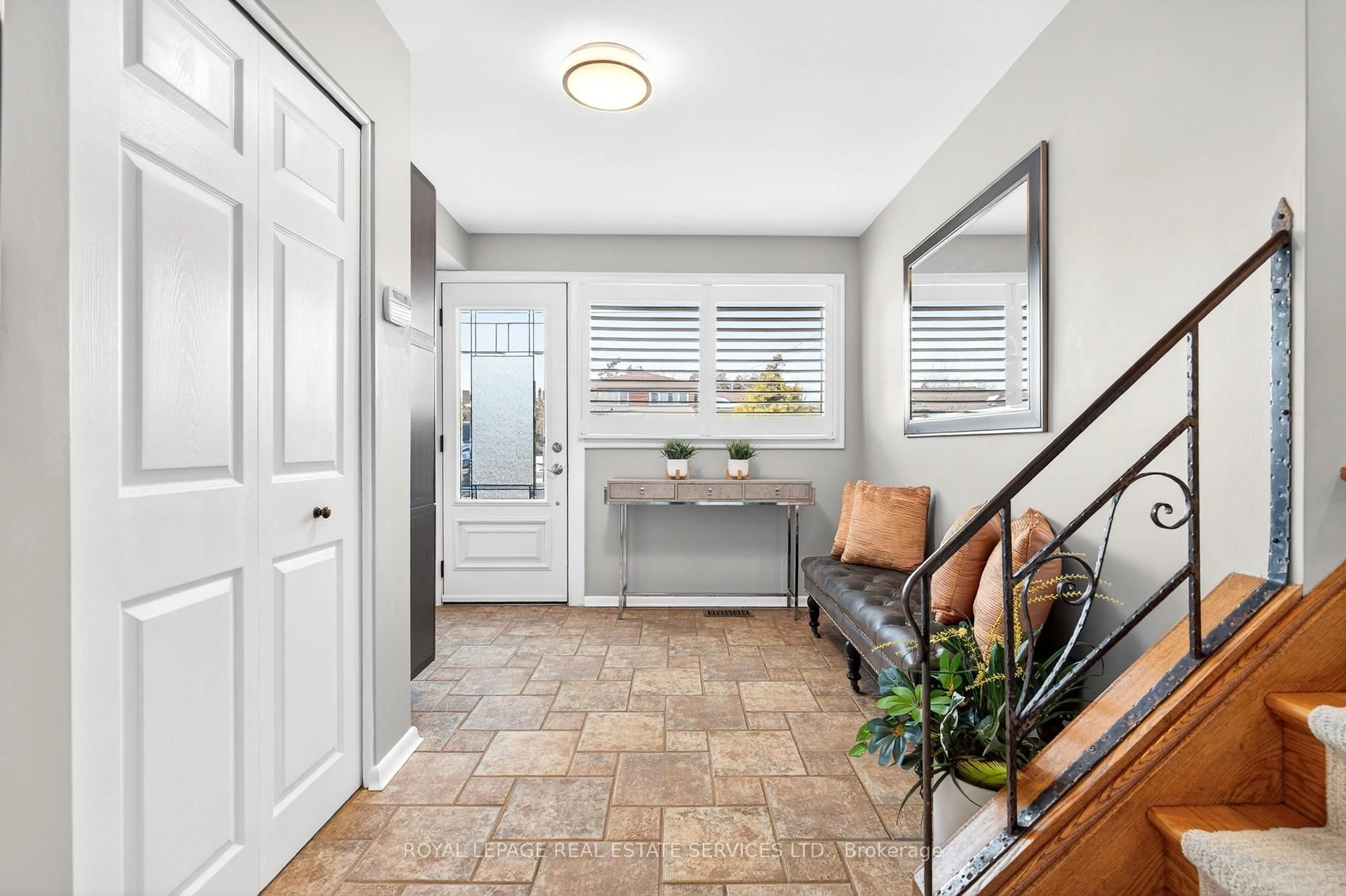 Indoor entryway for 15 Belair Dr, Hamilton Ontario L9A 2Z3