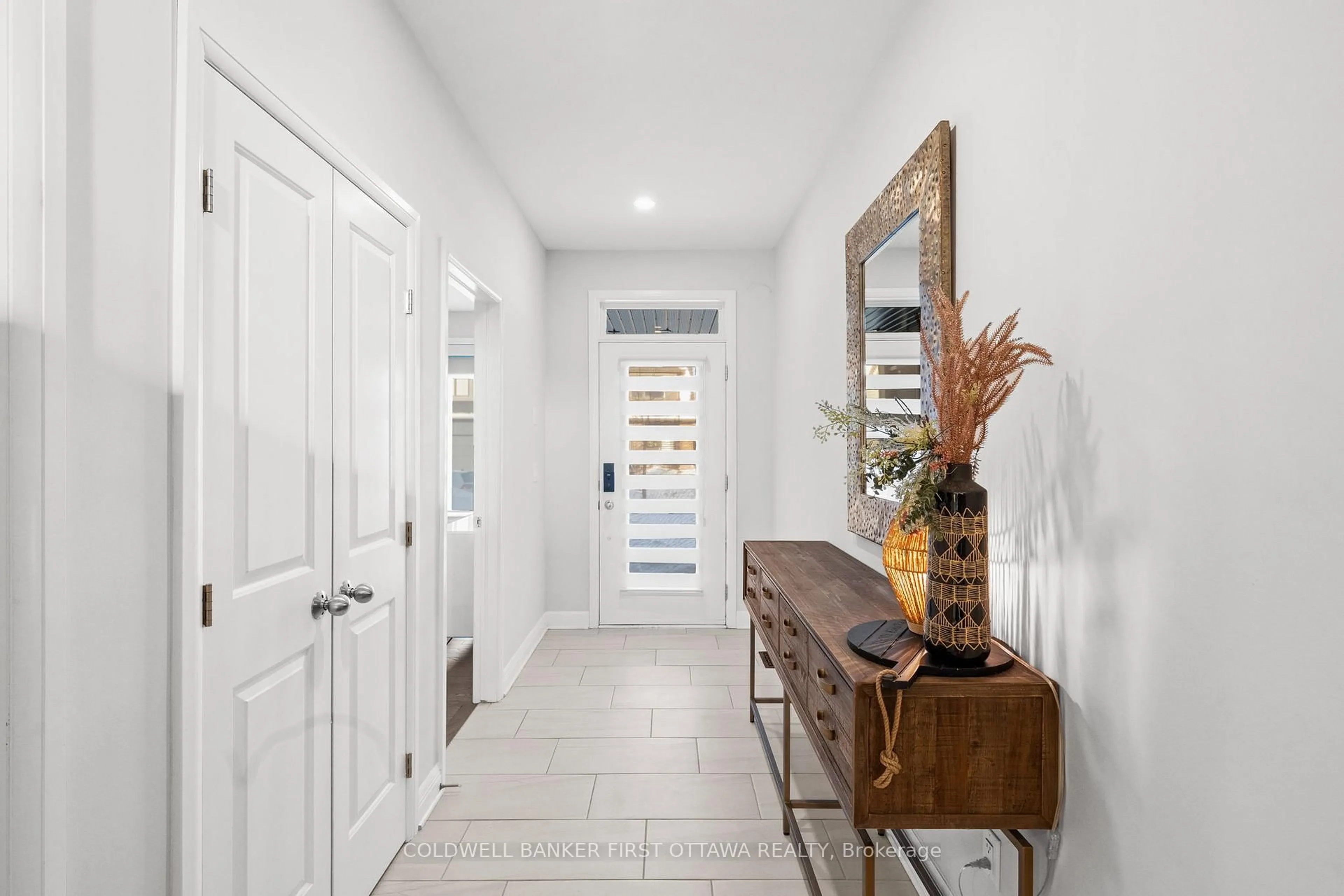 Indoor entryway for 54 Stanhope Crt, Ottawa Ontario K2J 6S2