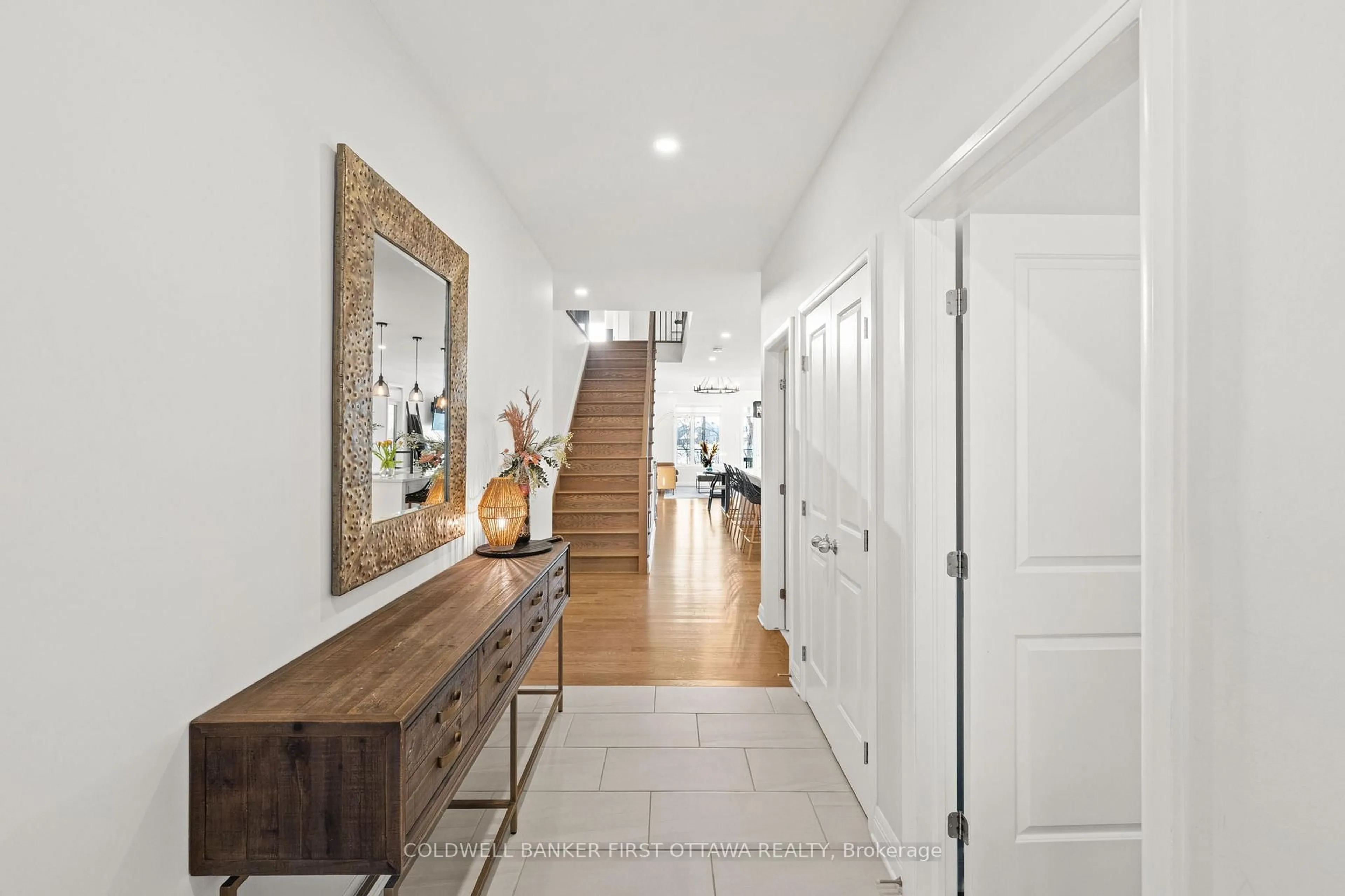 Indoor entryway for 54 Stanhope Crt, Ottawa Ontario K2J 6S2