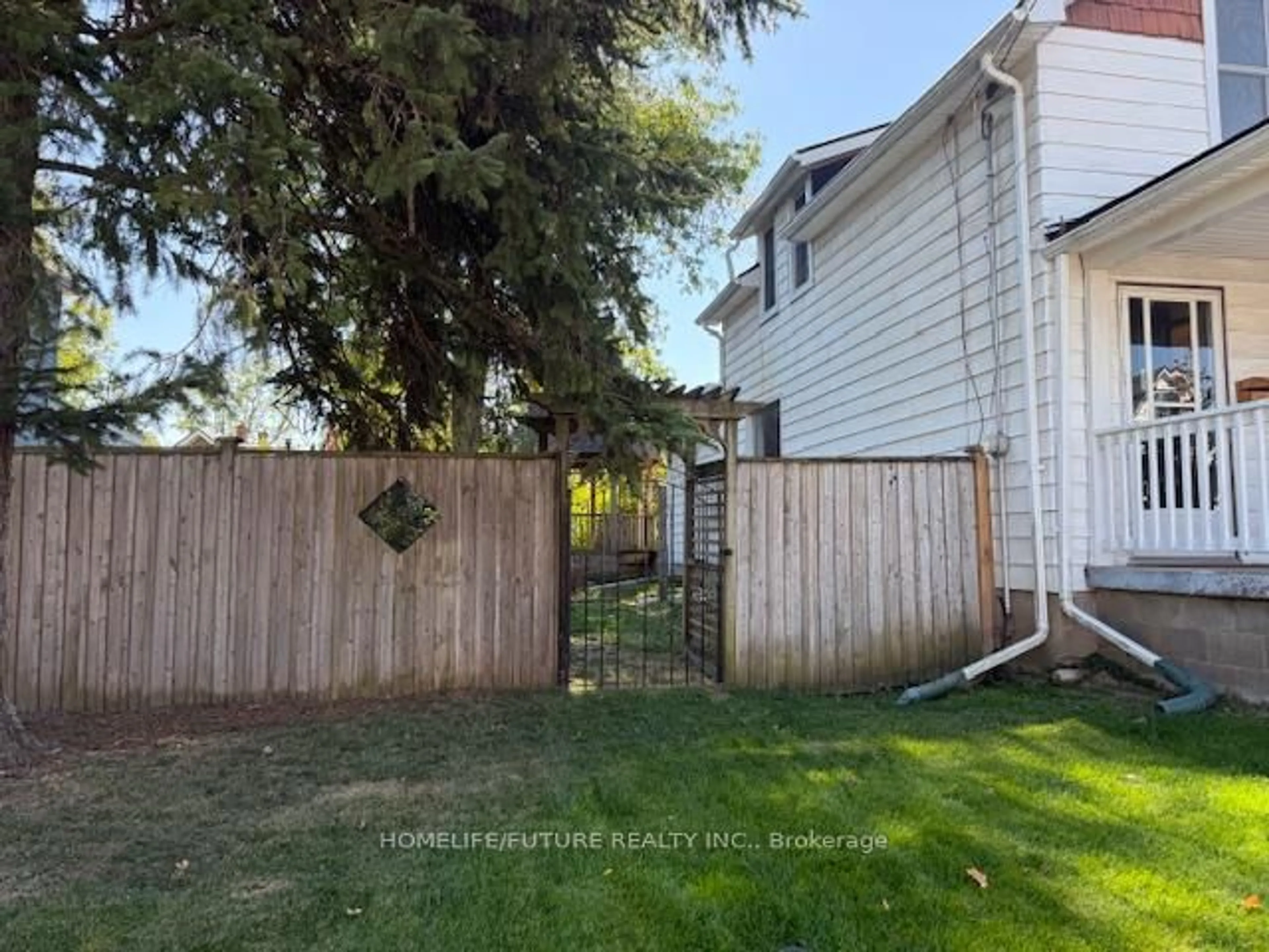 A pic from outside/outdoor area/front of a property/back of a property/a pic from drone, street for 105 Bald St, Welland Ontario L3C 5C2