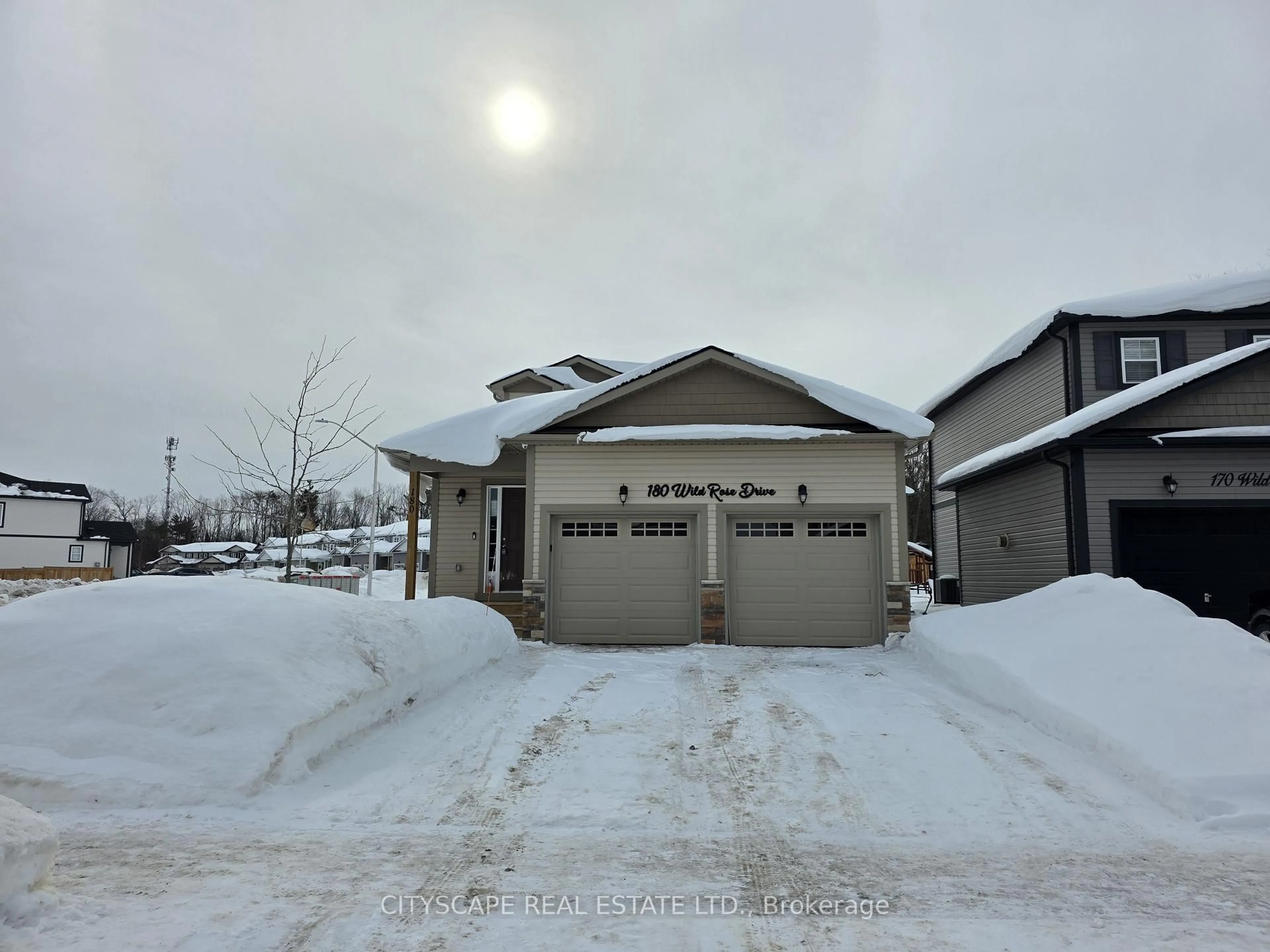 Indoor garage for 180 Wild Rose Dr, Gravenhurst Ontario P1P 0B4