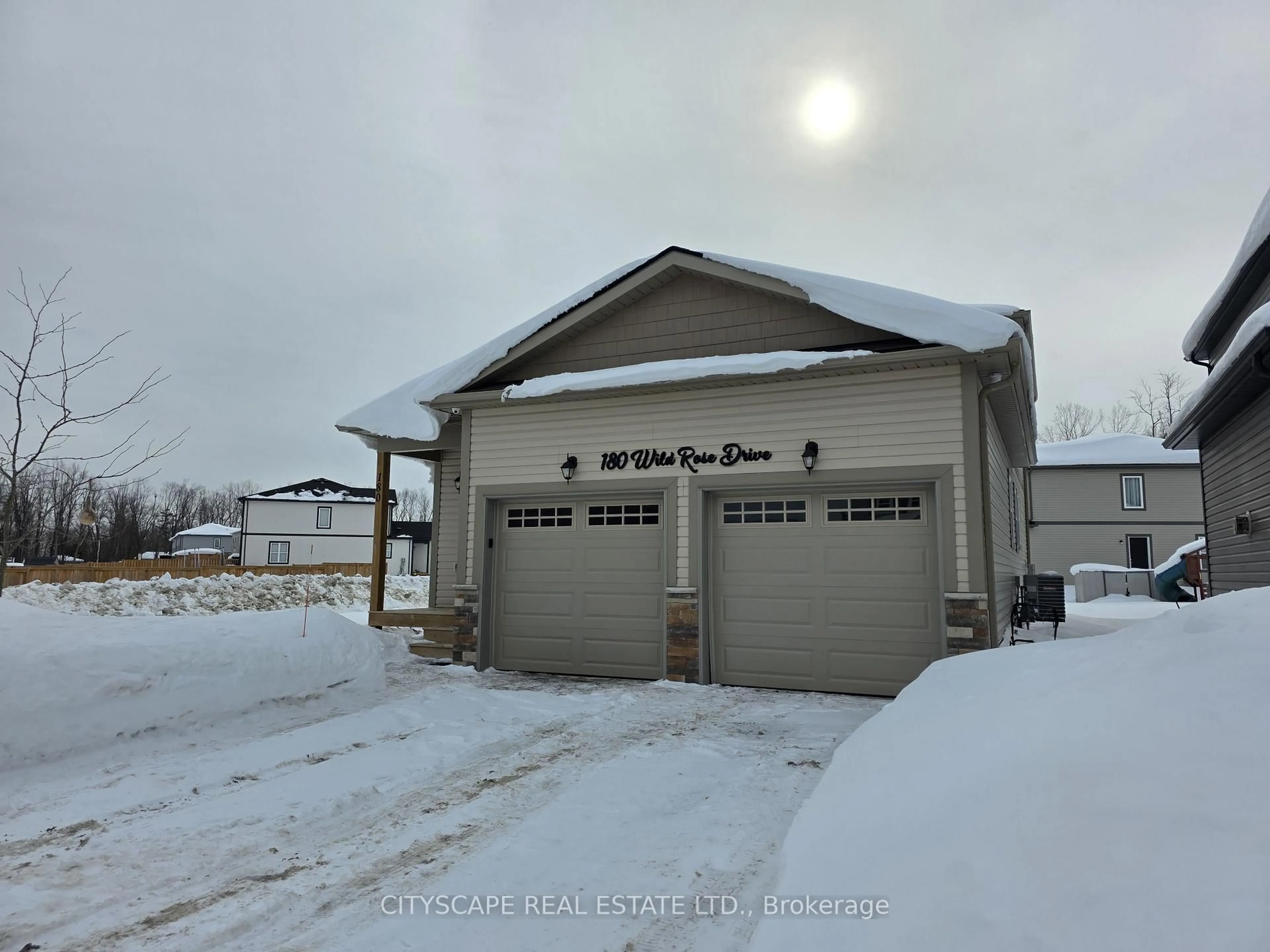 Indoor garage for 180 Wild Rose Dr, Gravenhurst Ontario P1P 0B4